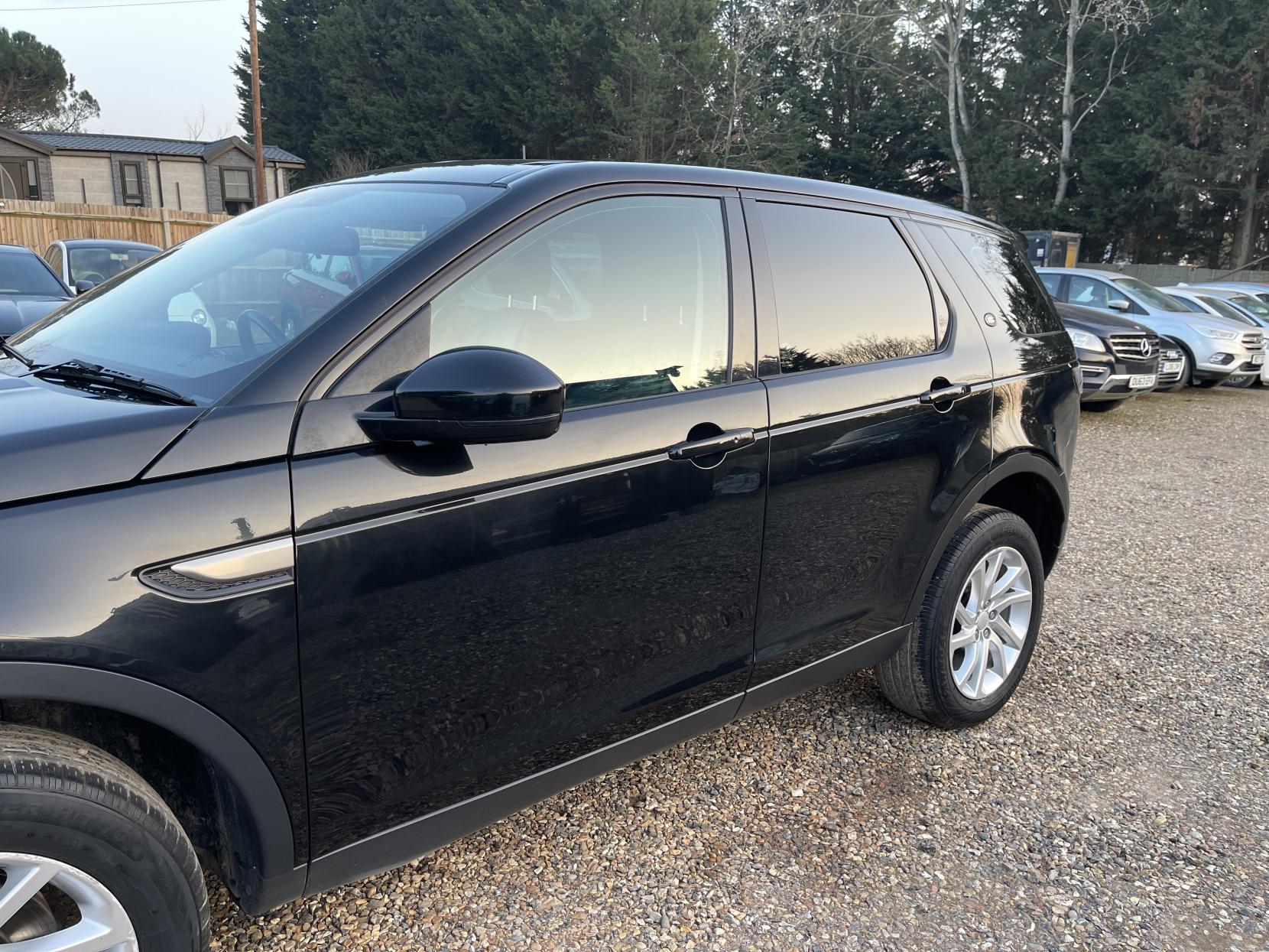 Land Rover Discovery Sport 2.0 TD4 SE Tech SUV 5dr Diesel Manual 4WD Euro 6 (s/s) (180 ps)