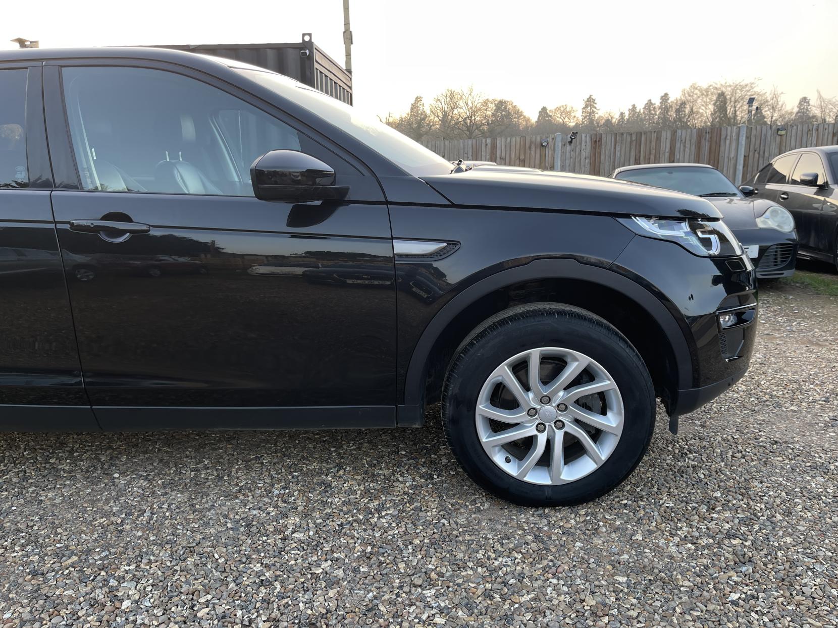Land Rover Discovery Sport 2.0 TD4 SE Tech SUV 5dr Diesel Manual 4WD Euro 6 (s/s) (180 ps)