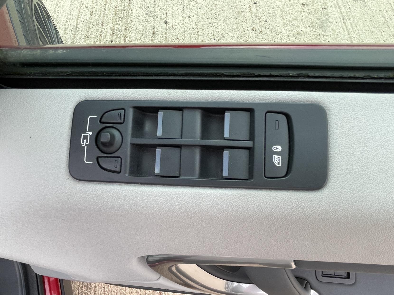 Land Rover Discovery Sport 2.0 TD4 SE Tech SUV 5dr Diesel Manual 4WD Euro 6 (s/s) (180 ps)