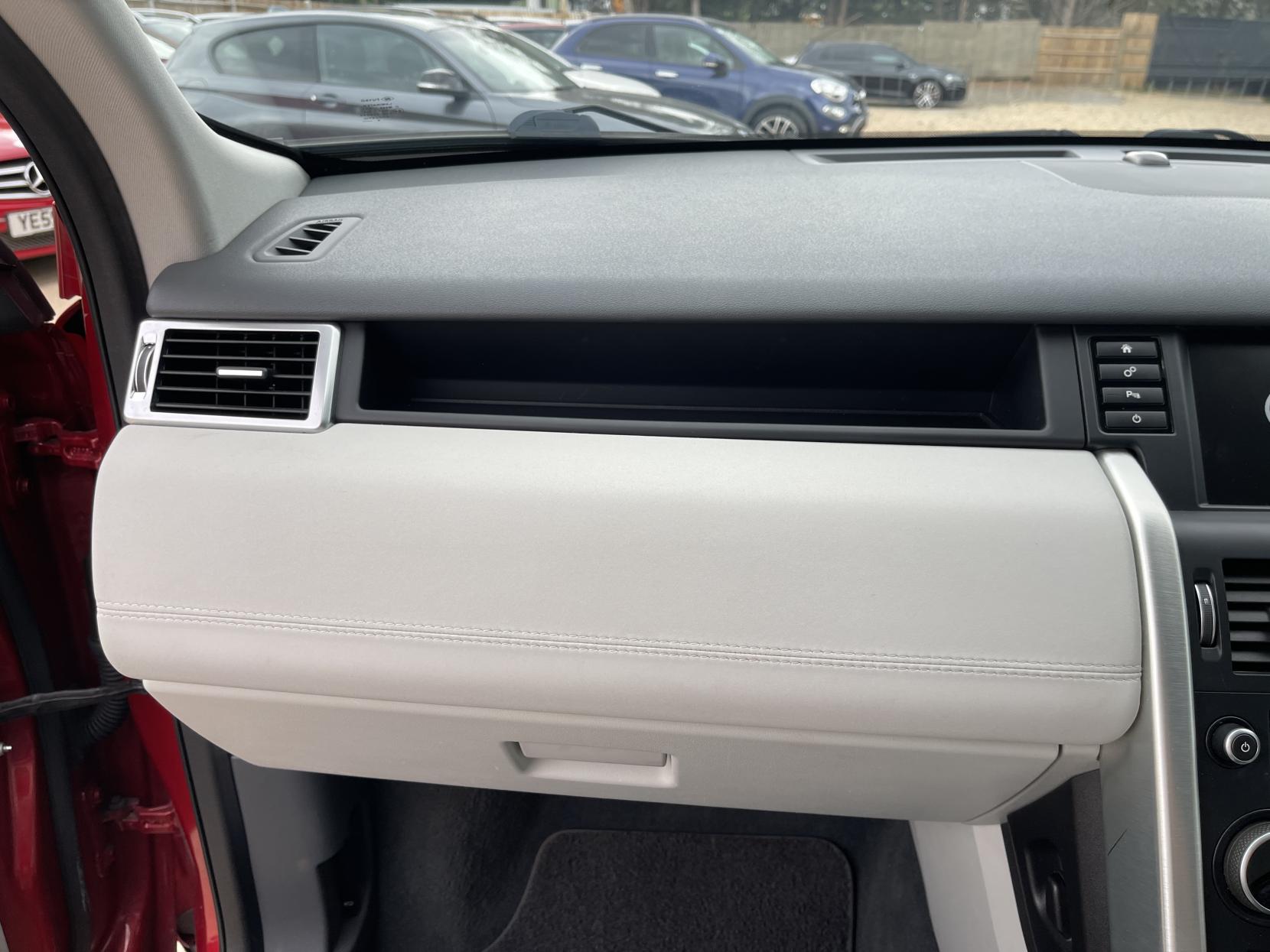 Land Rover Discovery Sport 2.0 TD4 SE Tech SUV 5dr Diesel Manual 4WD Euro 6 (s/s) (180 ps)