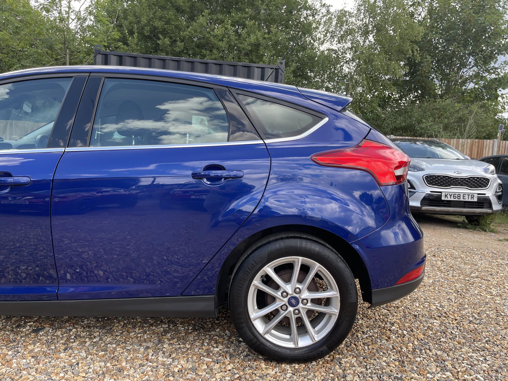 Ford Focus 1.0T EcoBoost Zetec Hatchback 5dr Petrol Manual Euro 6 (s/s) (100 ps)