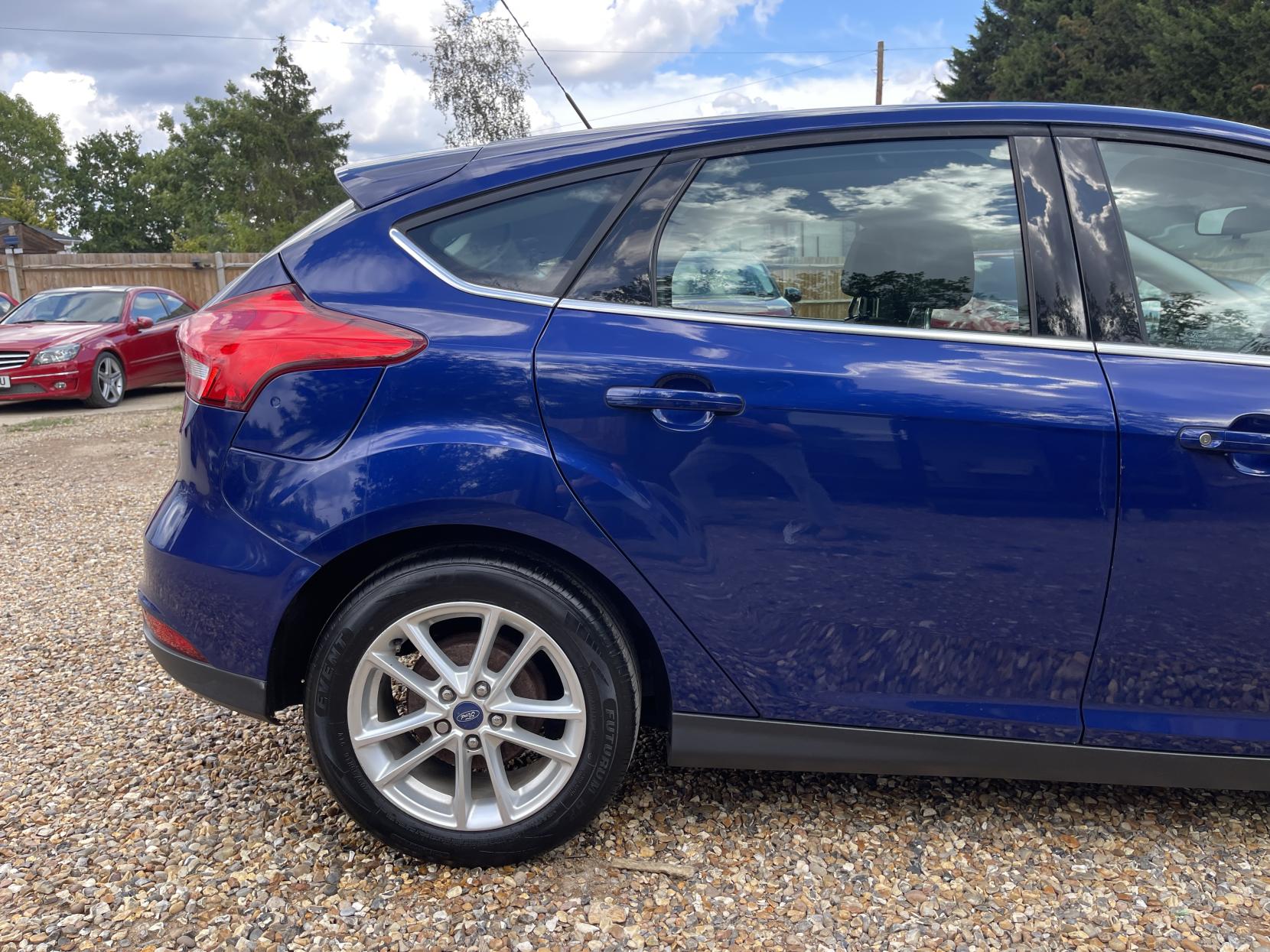Ford Focus 1.0T EcoBoost Zetec Hatchback 5dr Petrol Manual Euro 6 (s/s) (100 ps)