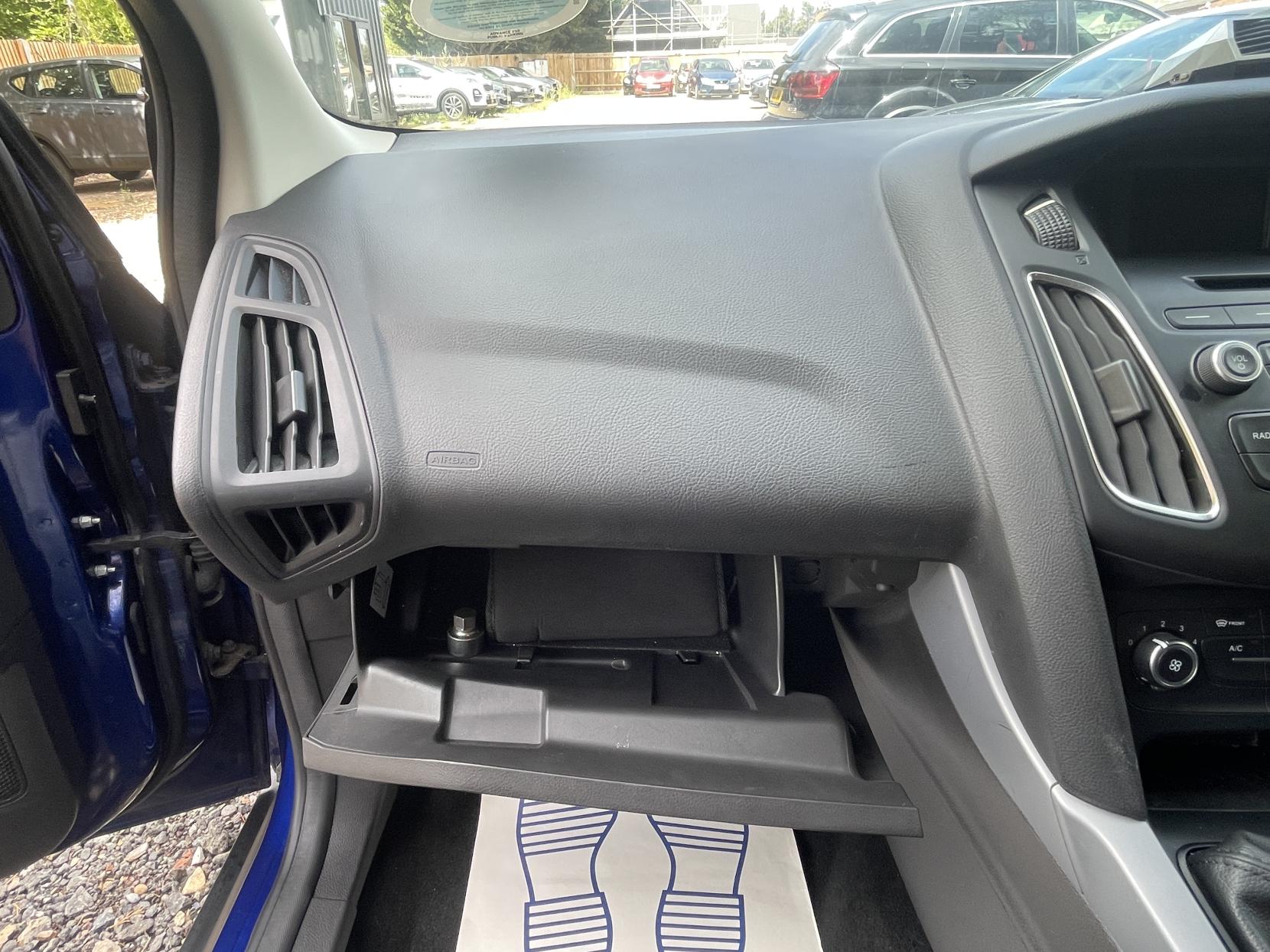 Ford Focus 1.0T EcoBoost Zetec Hatchback 5dr Petrol Manual Euro 6 (s/s) (100 ps)