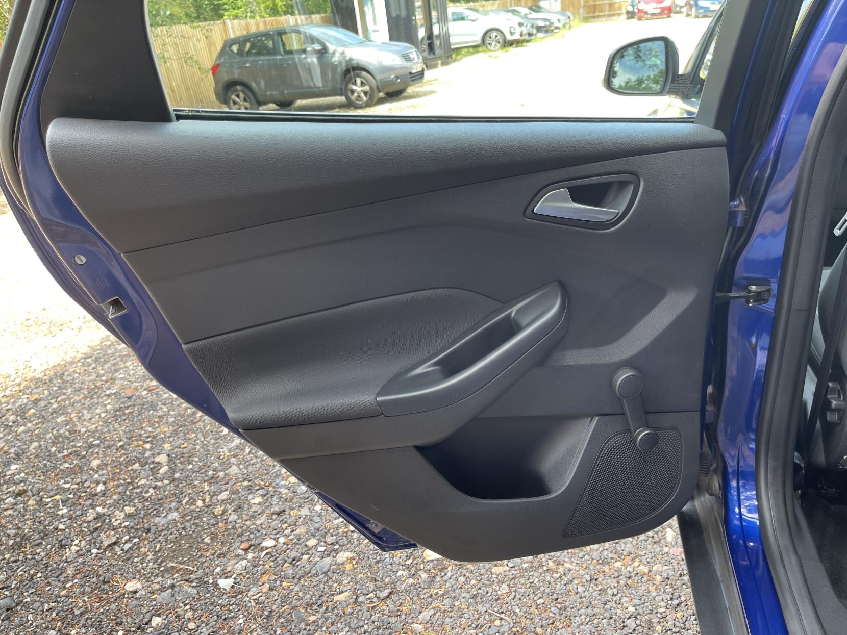 Ford Focus 1.0T EcoBoost Zetec Hatchback 5dr Petrol Manual Euro 6 (s/s) (100 ps)