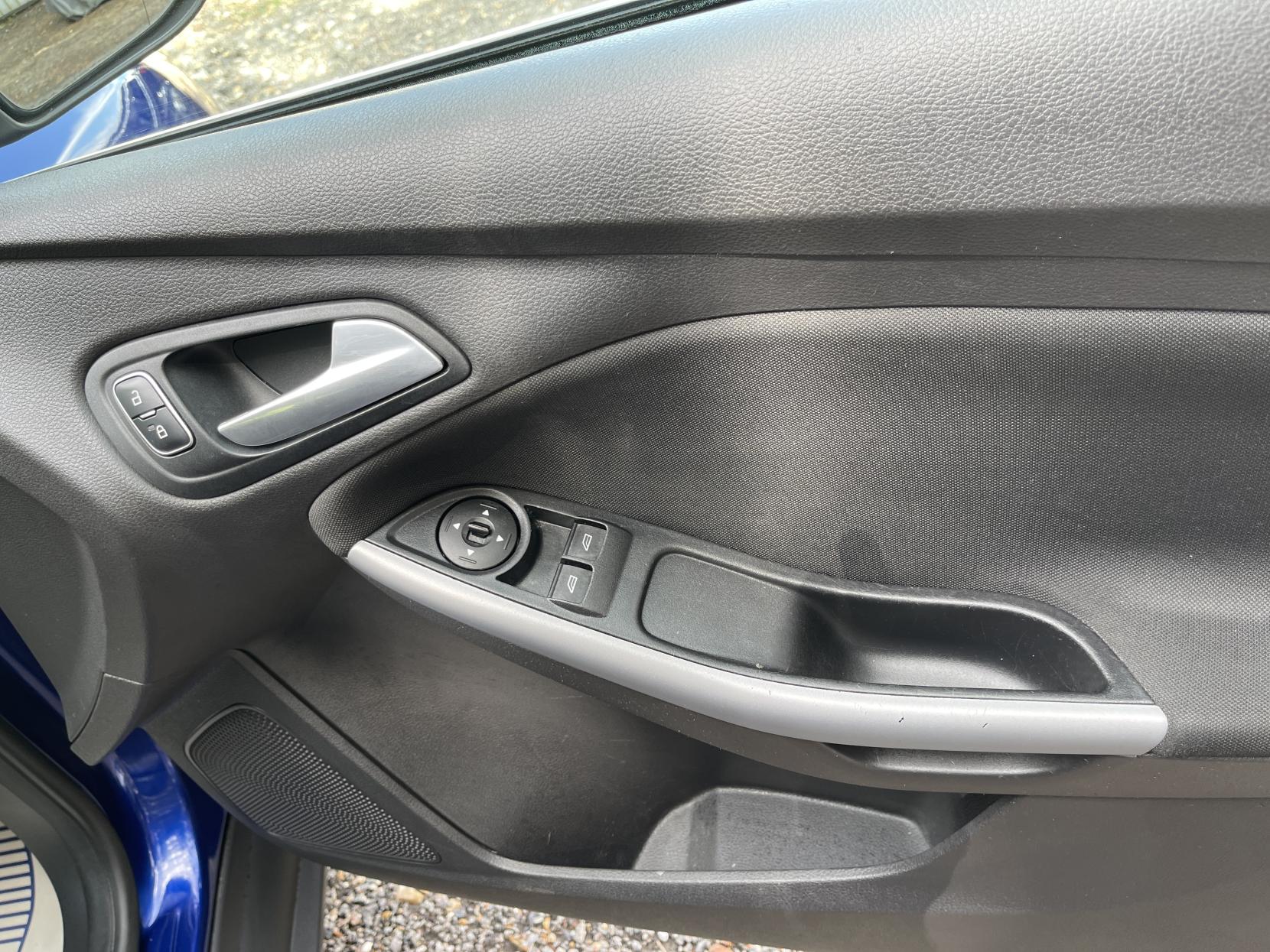 Ford Focus 1.0T EcoBoost Zetec Hatchback 5dr Petrol Manual Euro 6 (s/s) (100 ps)