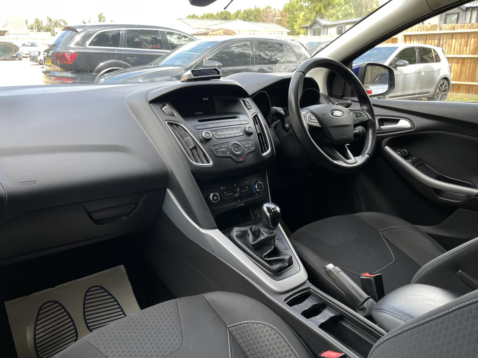 Ford Focus 1.0T EcoBoost Zetec Hatchback 5dr Petrol Manual Euro 6 (s/s) (100 ps)