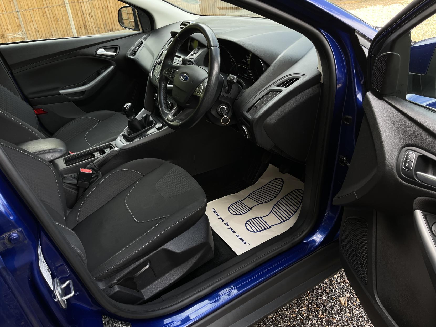 Ford Focus 1.0T EcoBoost Zetec Hatchback 5dr Petrol Manual Euro 6 (s/s) (100 ps)