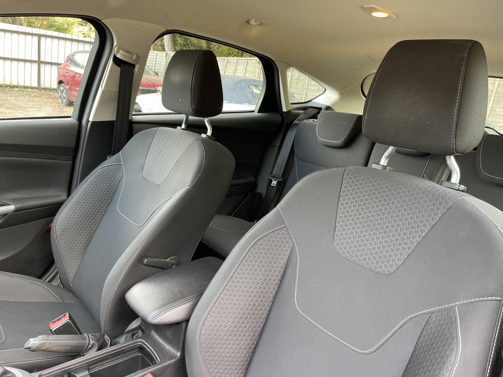 Ford Focus 1.0T EcoBoost Zetec Hatchback 5dr Petrol Manual Euro 6 (s/s) (100 ps)