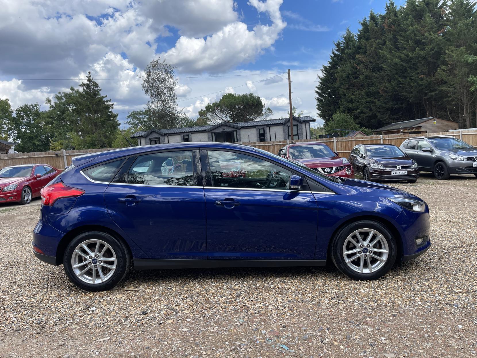 Ford Focus 1.0T EcoBoost Zetec Hatchback 5dr Petrol Manual Euro 6 (s/s) (100 ps)