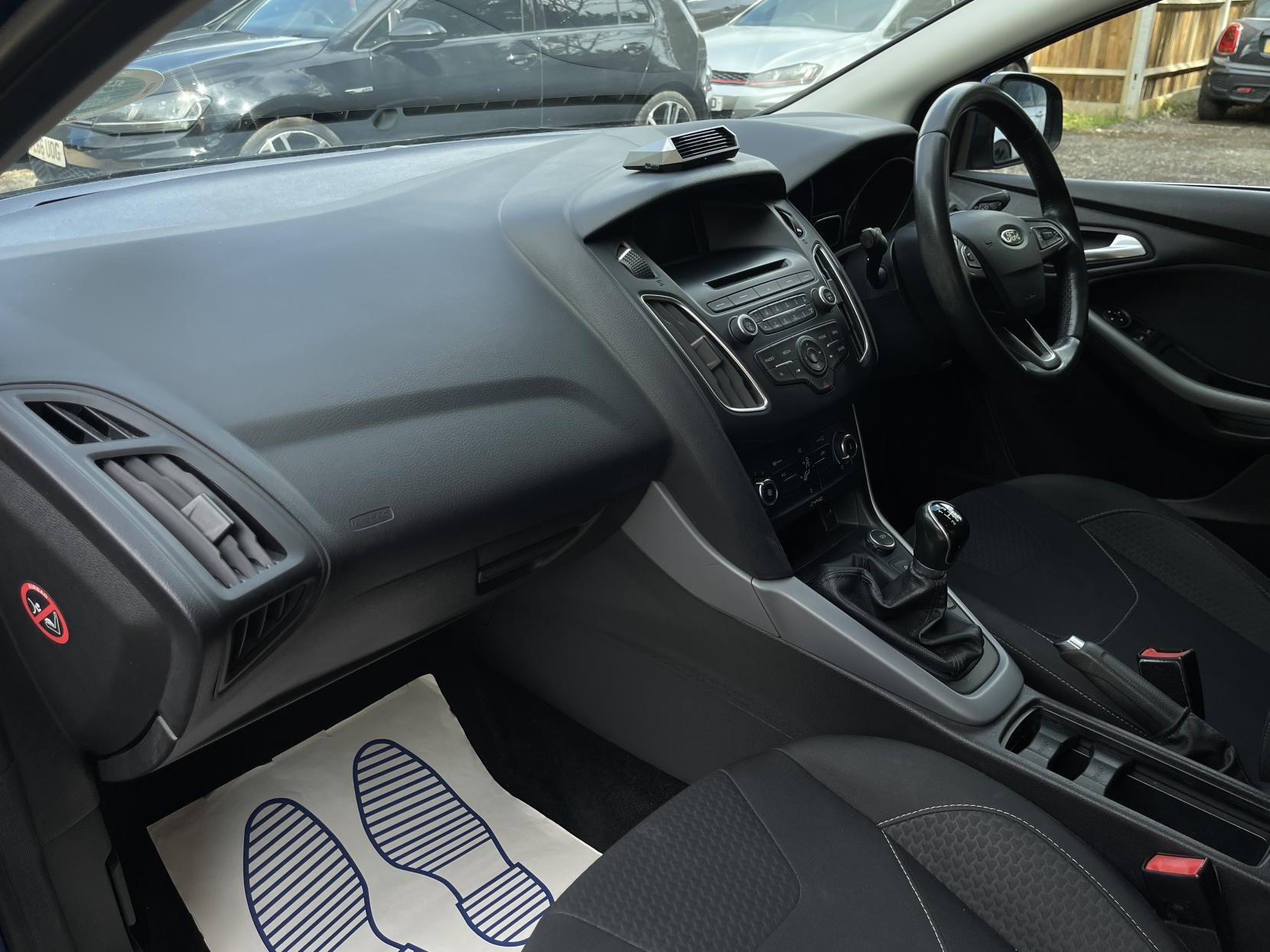 Ford Focus 1.0T EcoBoost Zetec Hatchback 5dr Petrol Manual Euro 6 (s/s) (100 ps)