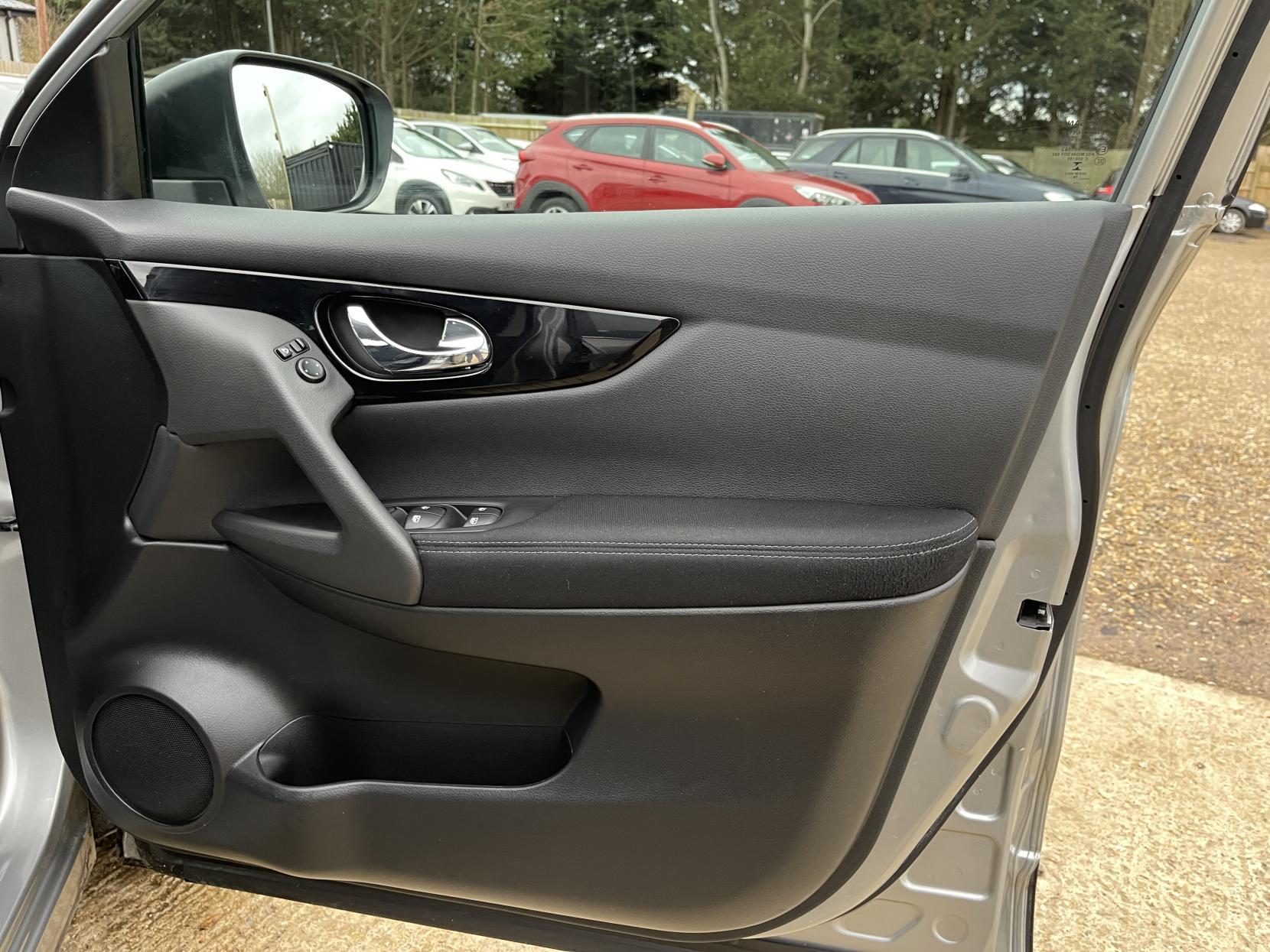 Nissan Qashqai 1.2 DIG-T Acenta SUV 5dr Petrol Manual Euro 6 (s/s) (115 ps)