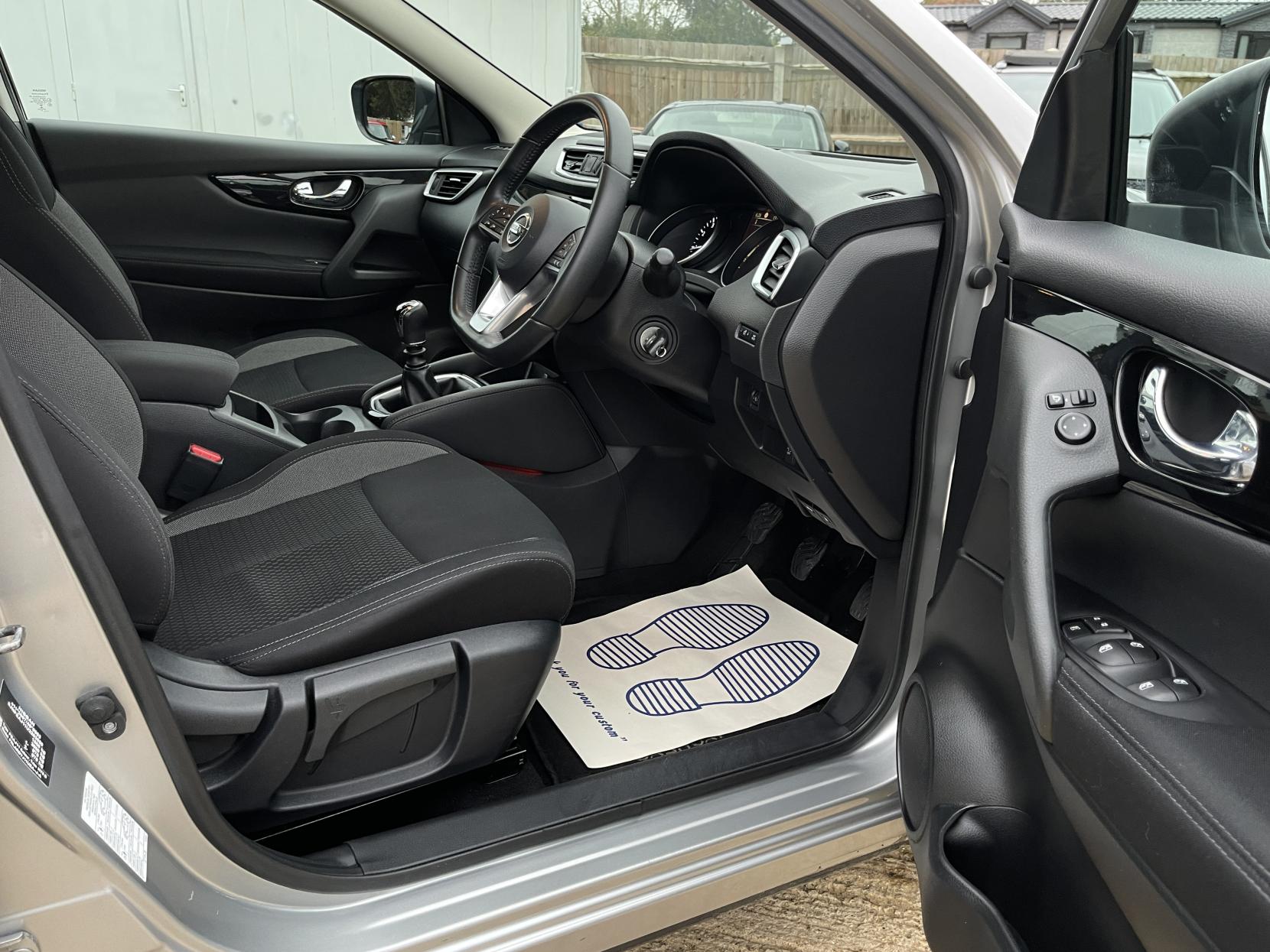 Nissan Qashqai 1.2 DIG-T Acenta SUV 5dr Petrol Manual Euro 6 (s/s) (115 ps)