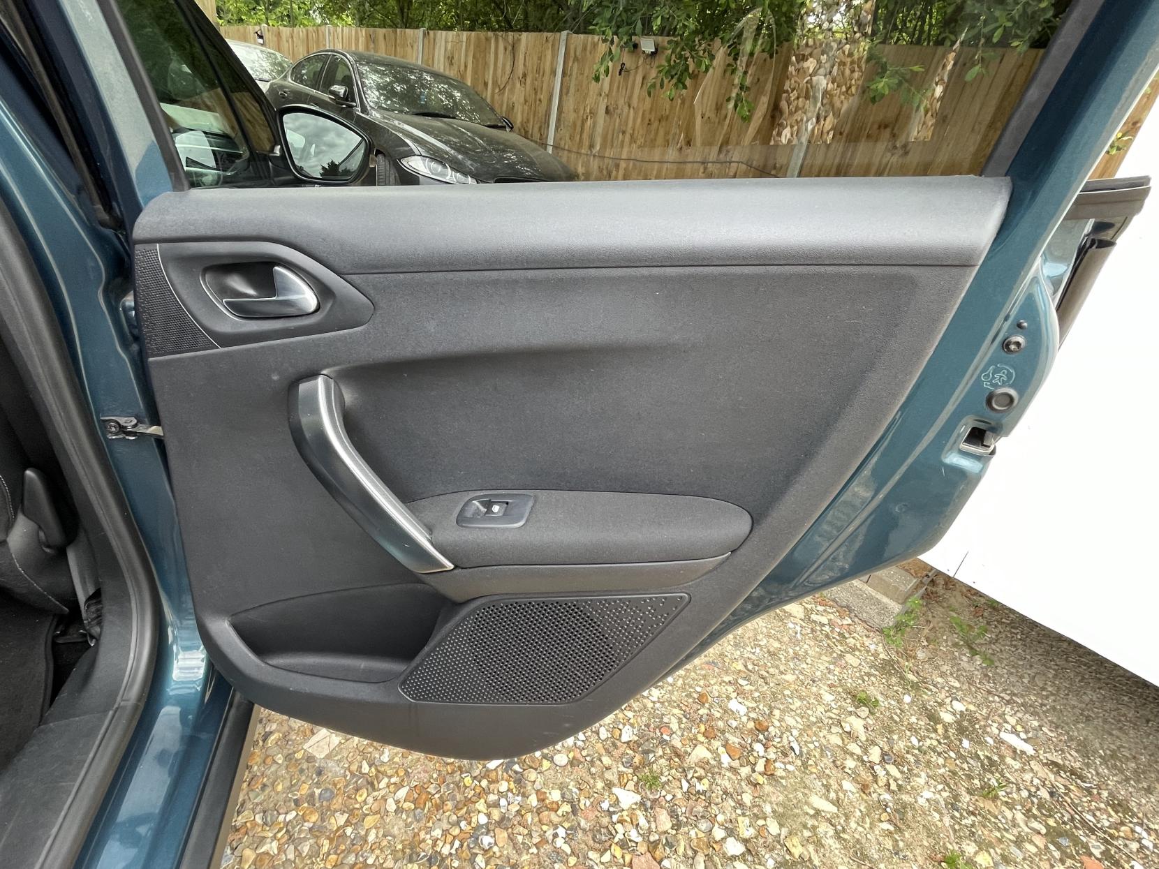 Peugeot 2008 1.2 PureTech Allure SUV 5dr Petrol Manual Euro 6 (82 ps)