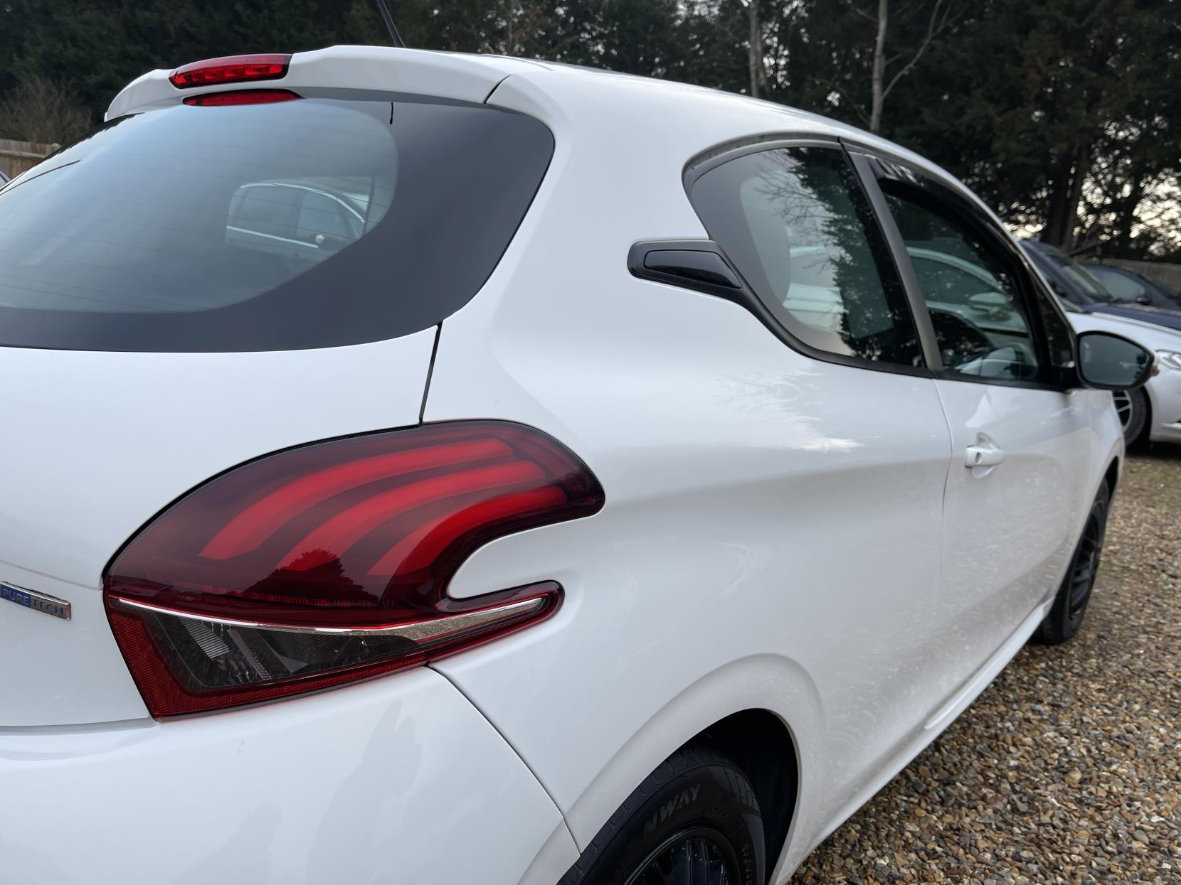 Peugeot 208 1.2 PureTech Access (a/c) Hatchback 3dr Petrol Manual Euro 6 (68 ps)