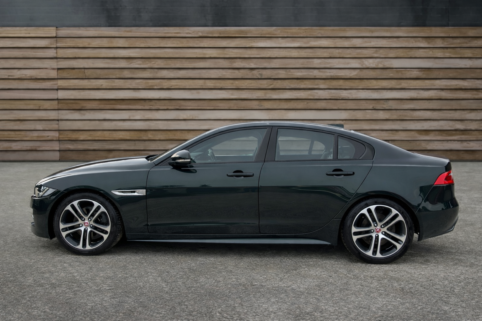 Jaguar XE 2.0d R-Sport Saloon 4dr Diesel Manual Euro 6 (s/s) (180 ps)