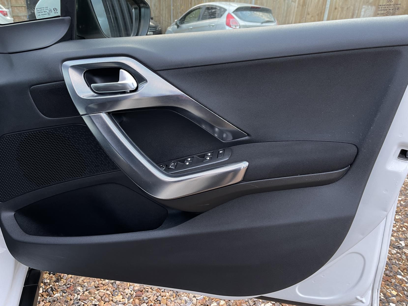 Peugeot 2008 1.2 PureTech Allure SUV 5dr Petrol Manual Euro 6 (82 ps)