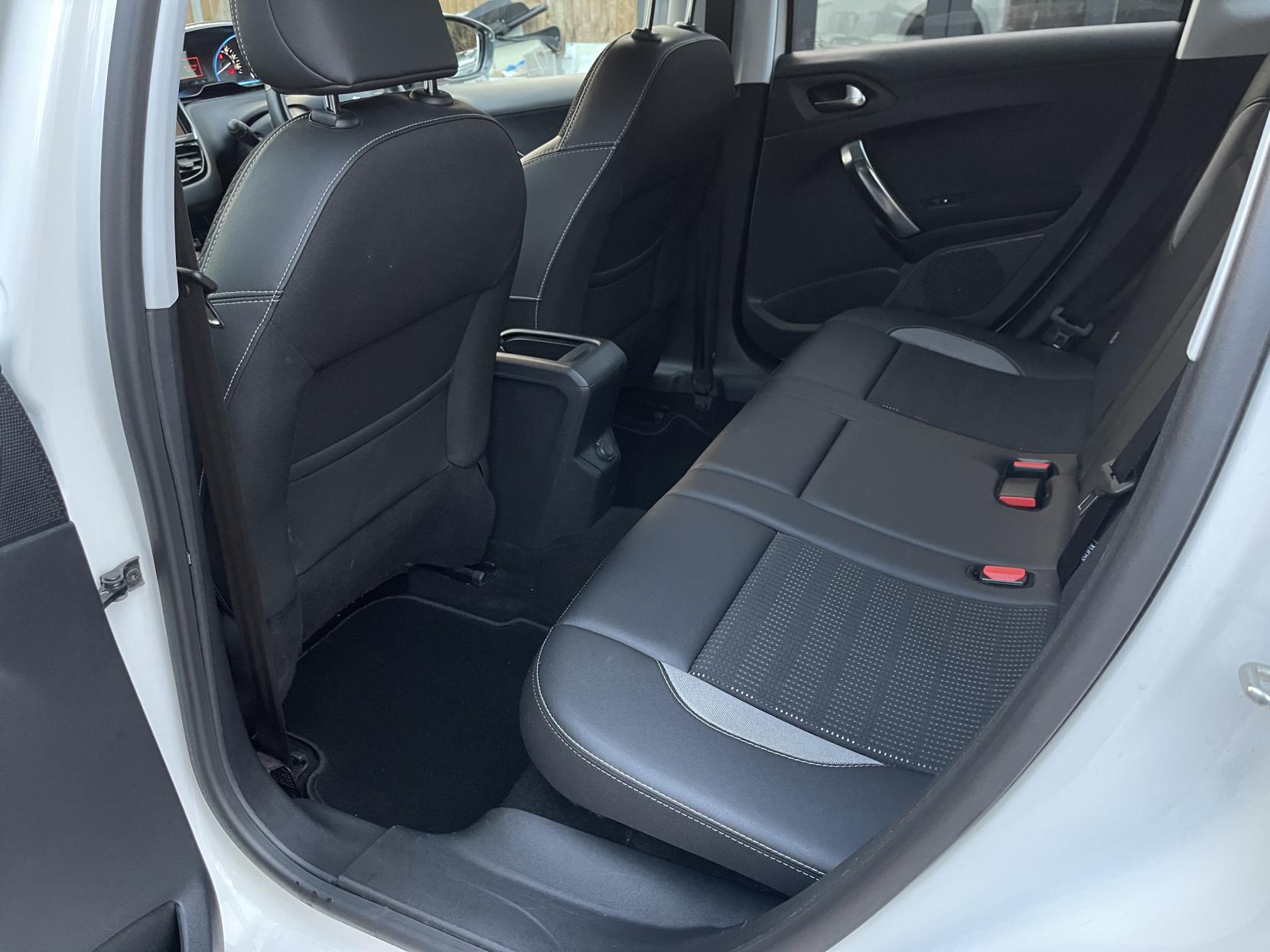 Peugeot 2008 1.2 PureTech Allure SUV 5dr Petrol Manual Euro 6 (82 ps)