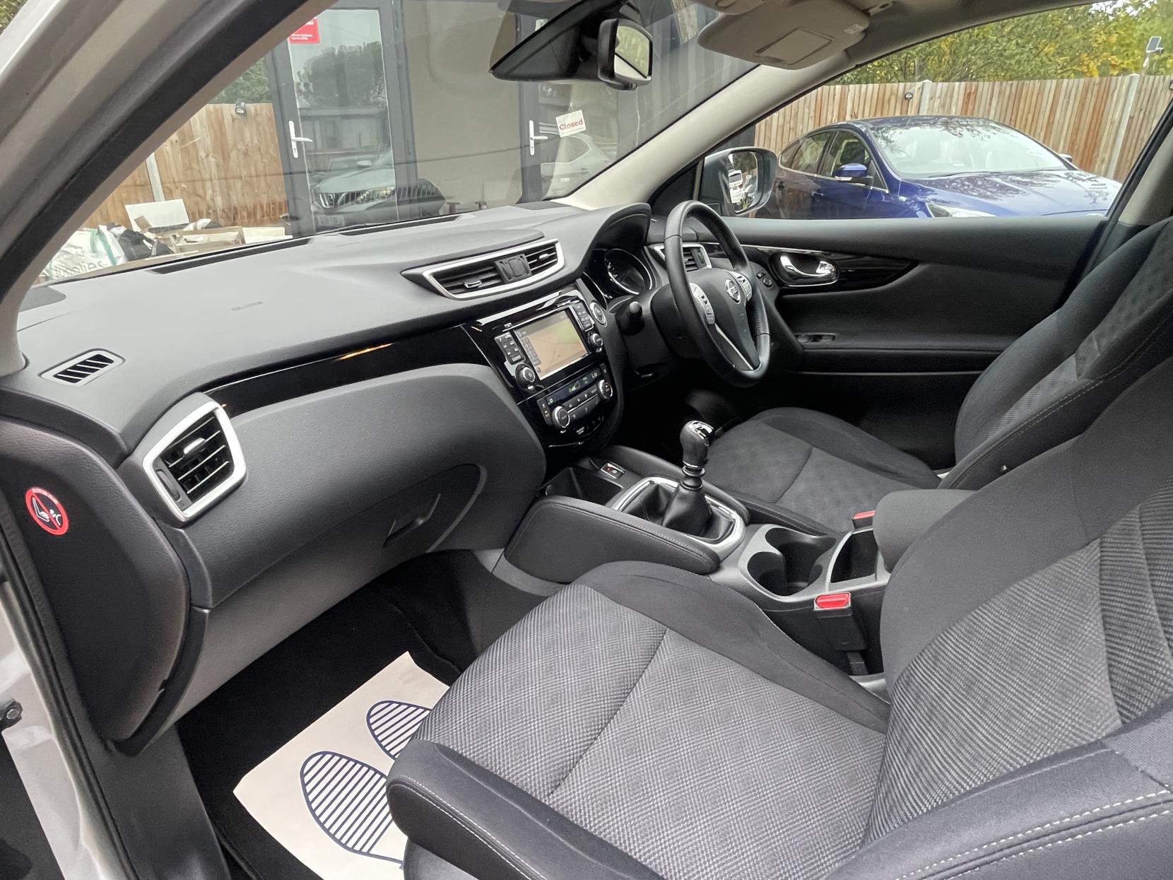Nissan Qashqai 1.2 DIG-T N-Connecta SUV 5dr Petrol Manual 2WD Euro 6 (s/s) (115 ps)