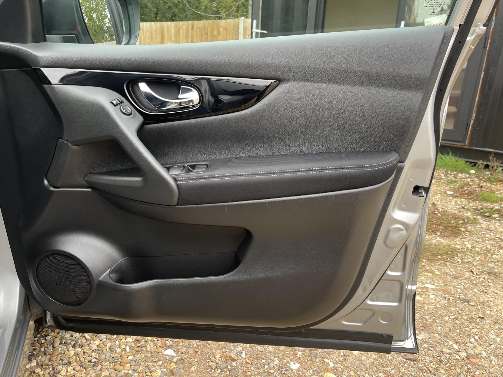 Nissan Qashqai 1.2 DIG-T N-Connecta SUV 5dr Petrol Manual 2WD Euro 6 (s/s) (115 ps)
