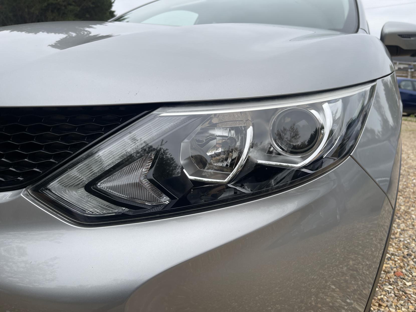 Nissan Qashqai 1.2 DIG-T N-Connecta SUV 5dr Petrol Manual 2WD Euro 6 (s/s) (115 ps)