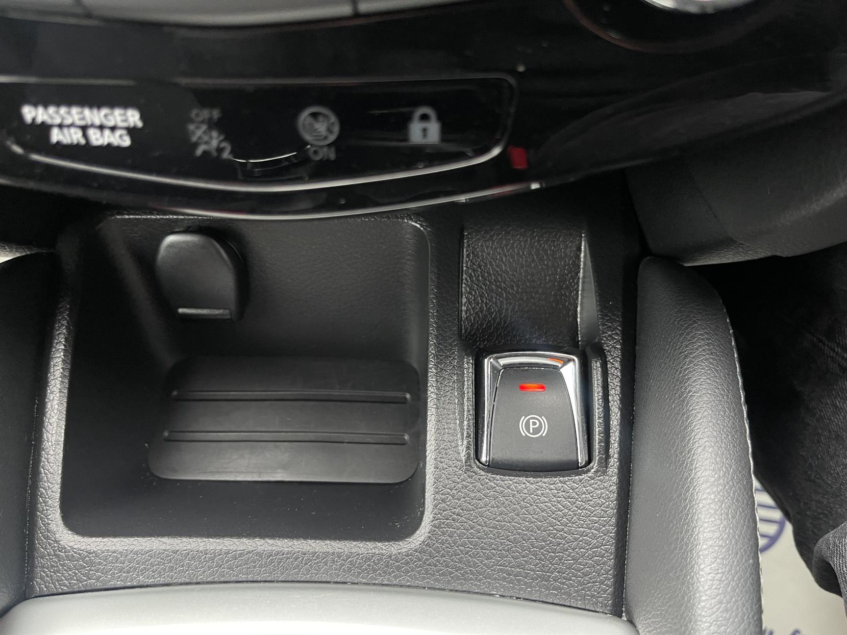 Nissan Qashqai 1.2 DIG-T N-Connecta SUV 5dr Petrol Manual 2WD Euro 6 (s/s) (115 ps)