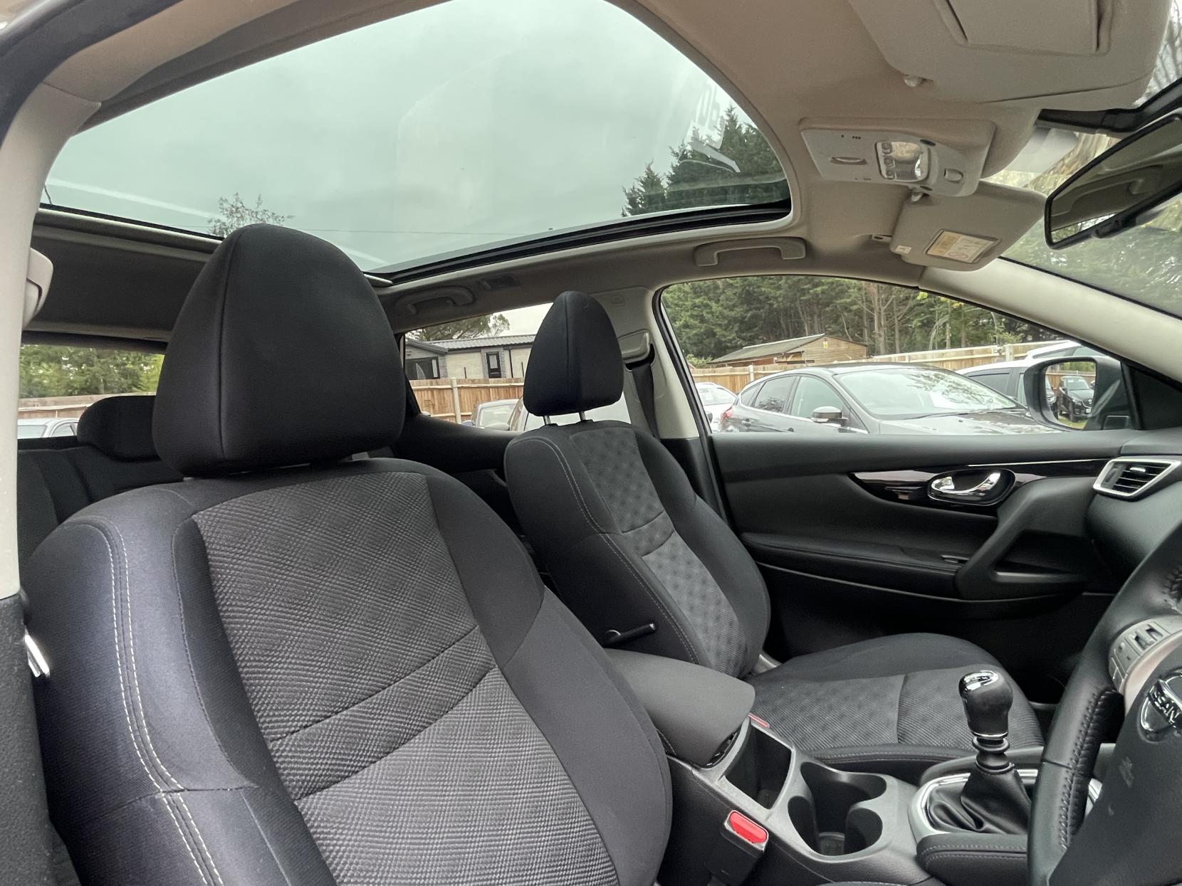 Nissan Qashqai 1.2 DIG-T N-Connecta SUV 5dr Petrol Manual 2WD Euro 6 (s/s) (115 ps)