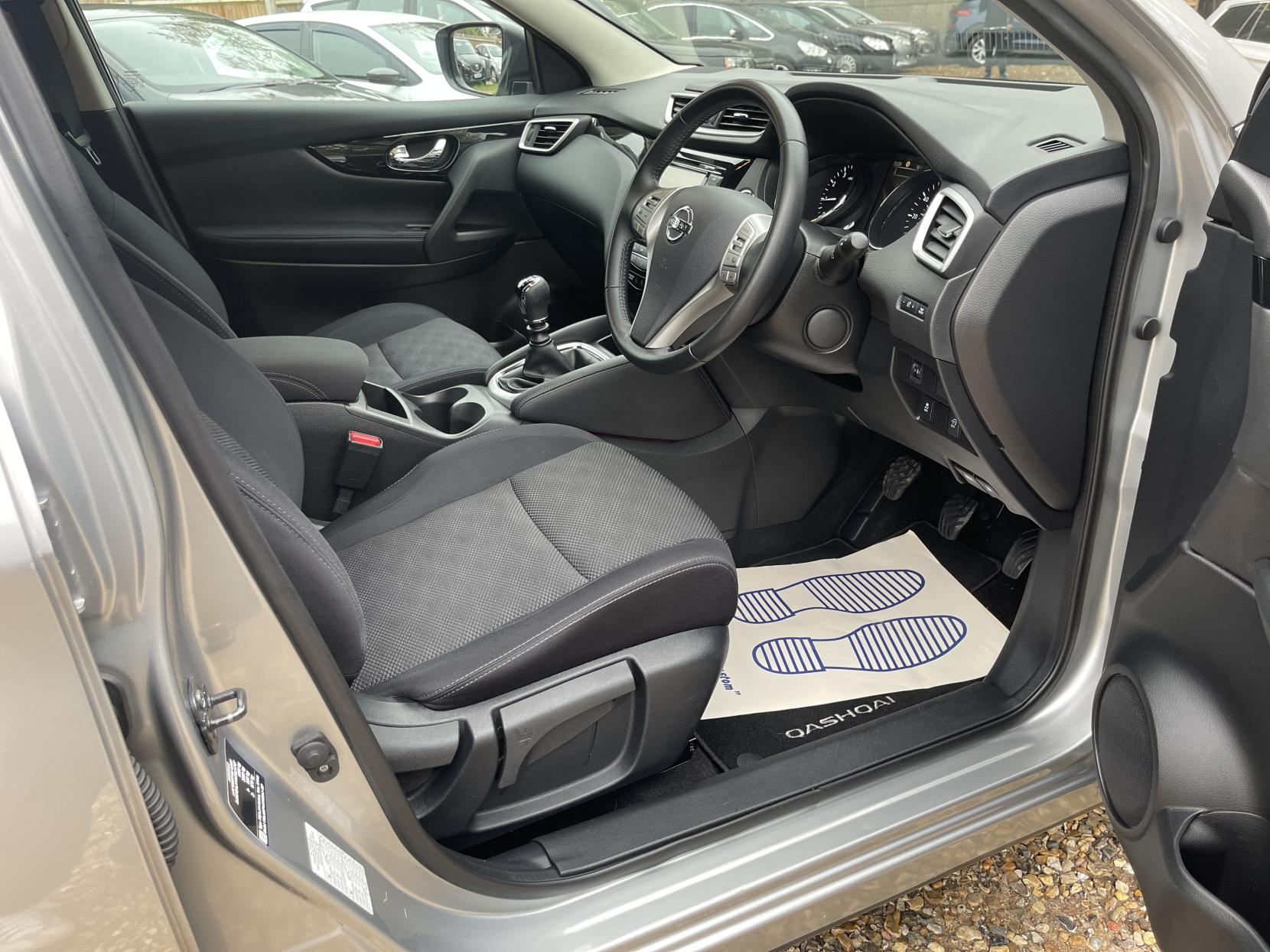 Nissan Qashqai 1.2 DIG-T N-Connecta SUV 5dr Petrol Manual 2WD Euro 6 (s/s) (115 ps)