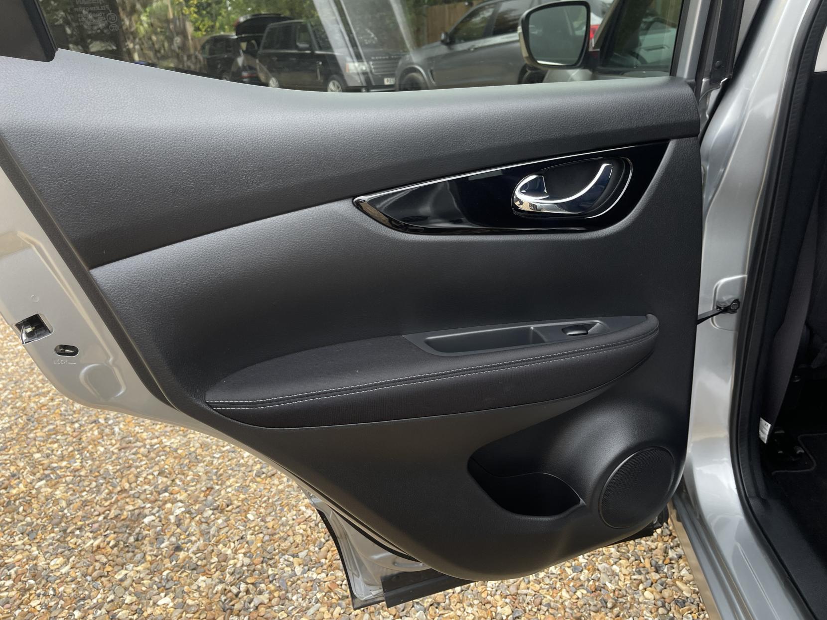 Nissan Qashqai 1.2 DIG-T N-Connecta SUV 5dr Petrol Manual 2WD Euro 6 (s/s) (115 ps)