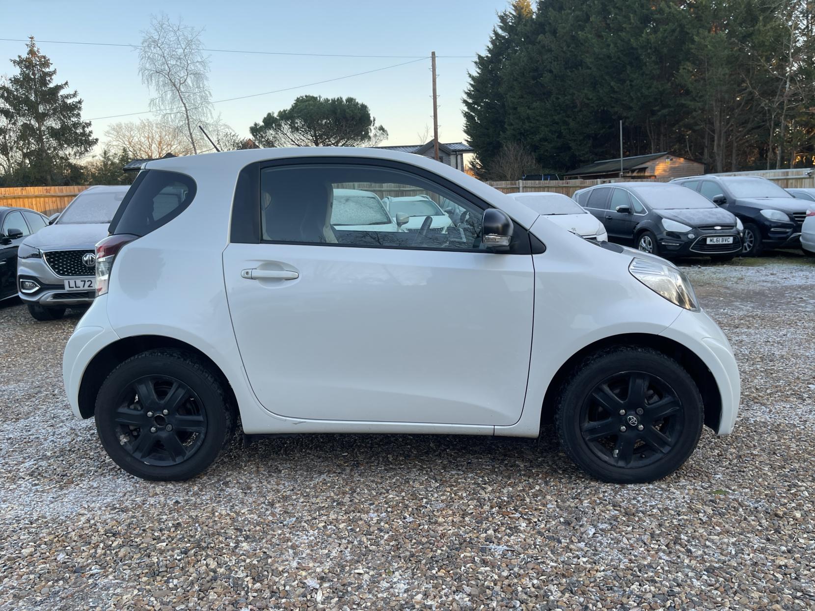 Toyota iQ 1.0 VVT-i 2 Hatchback 3dr Petrol Manual Euro 4 (68 bhp)