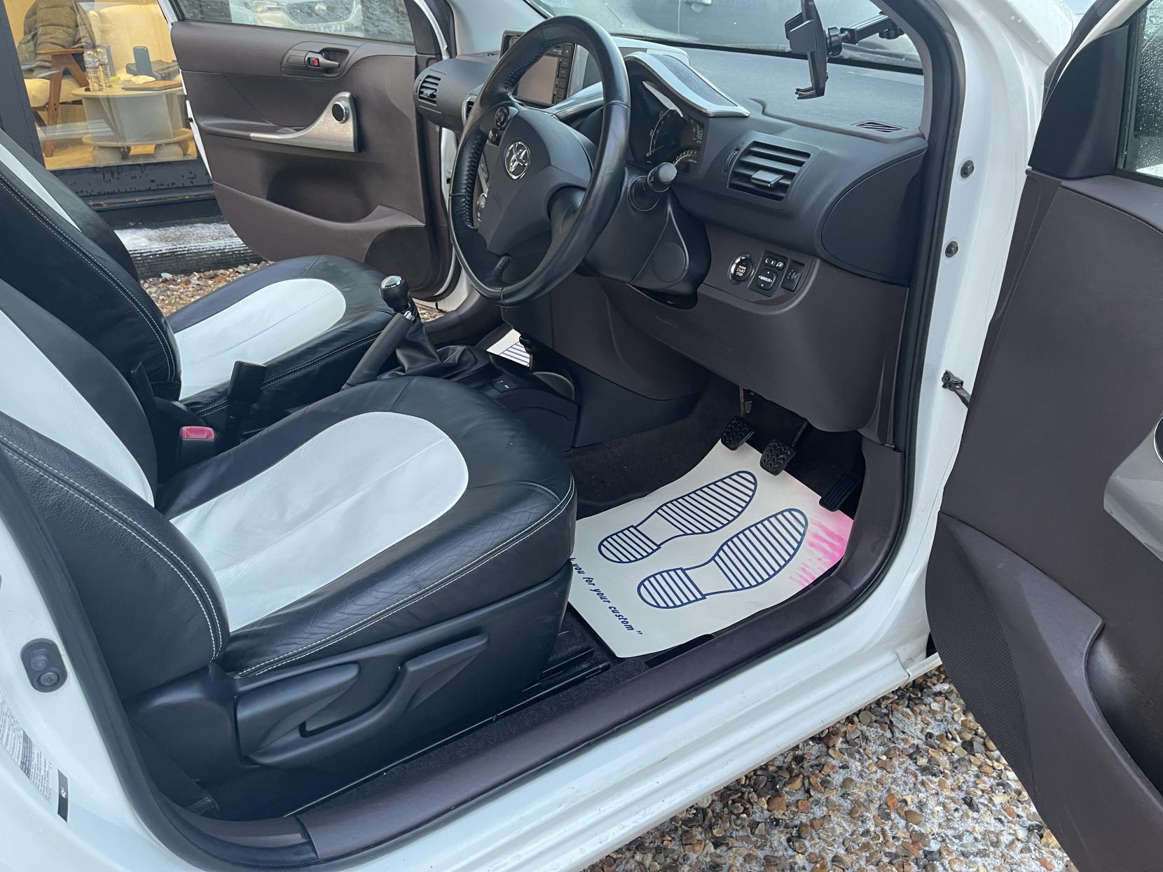 Toyota iQ 1.0 VVT-i 2 Hatchback 3dr Petrol Manual Euro 4 (68 bhp)