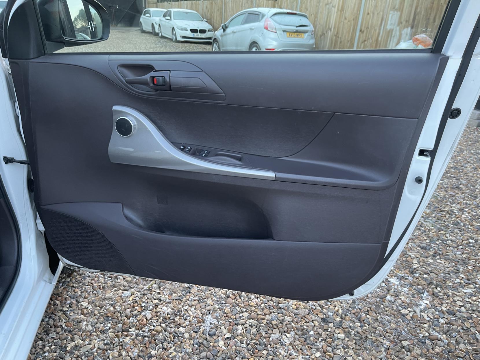 Toyota iQ 1.0 VVT-i 2 Hatchback 3dr Petrol Manual Euro 4 (68 bhp)