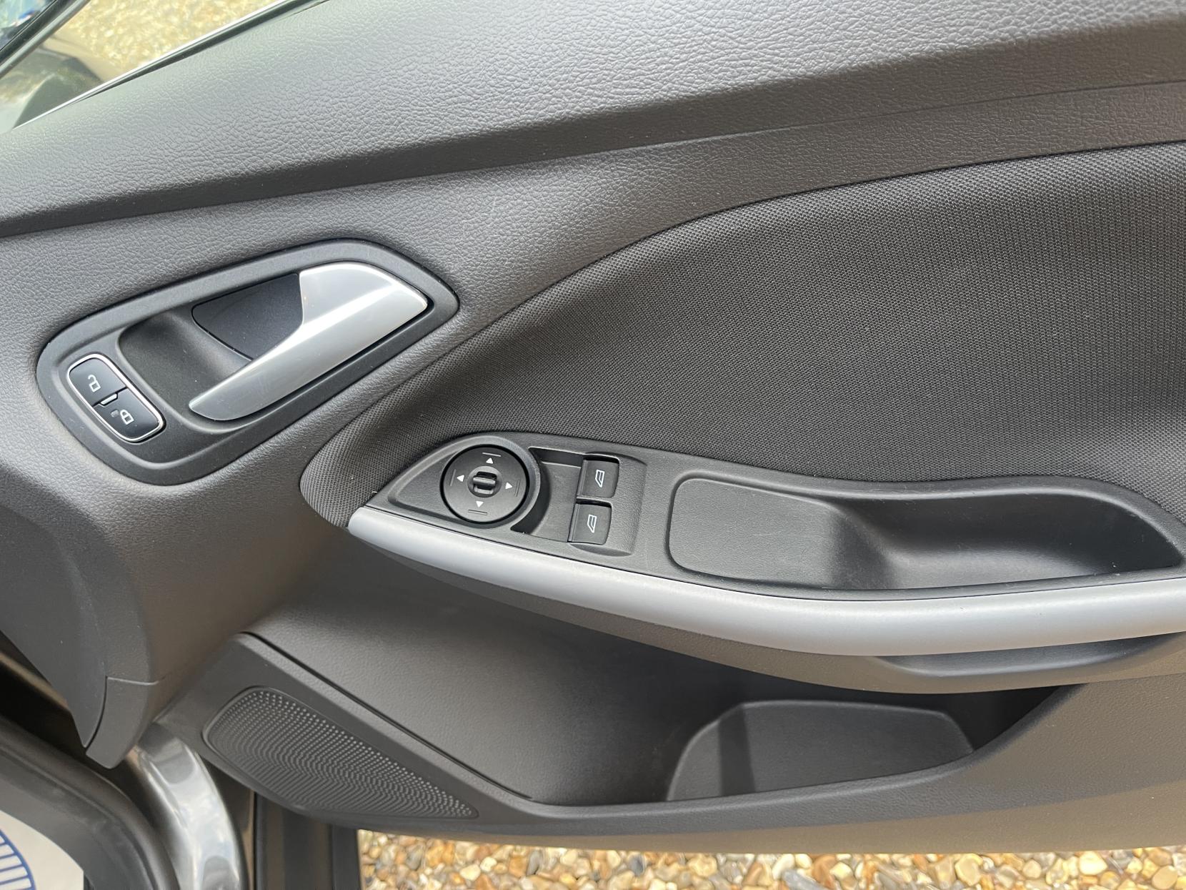 Ford Focus 1.0T EcoBoost Zetec Hatchback 5dr Petrol Manual Euro 6 (s/s) (125 ps)