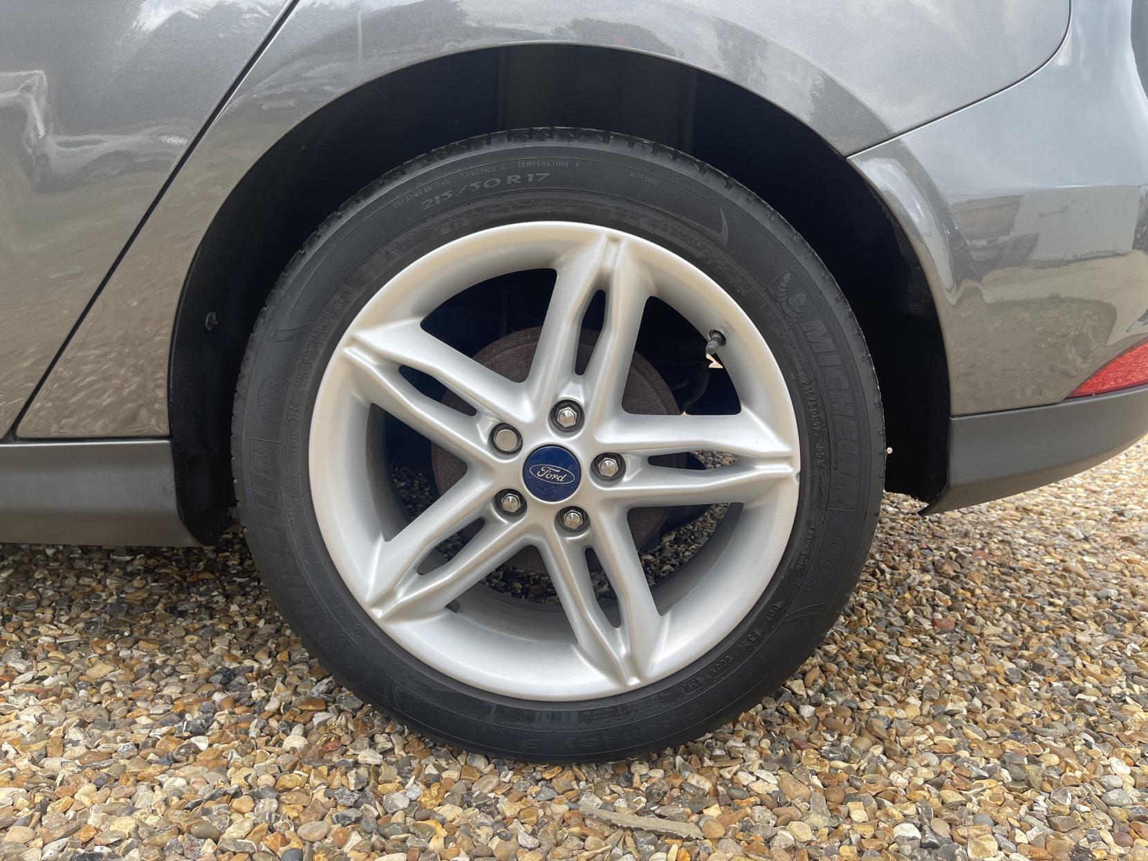 Ford Focus 1.0T EcoBoost Zetec Hatchback 5dr Petrol Manual Euro 6 (s/s) (125 ps)