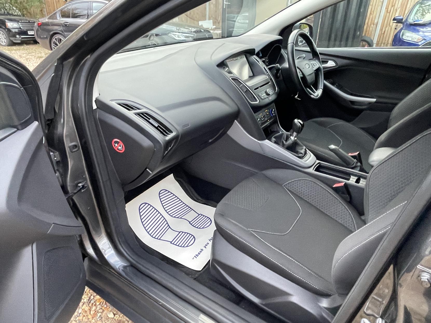 Ford Focus 1.0T EcoBoost Zetec Hatchback 5dr Petrol Manual Euro 6 (s/s) (125 ps)