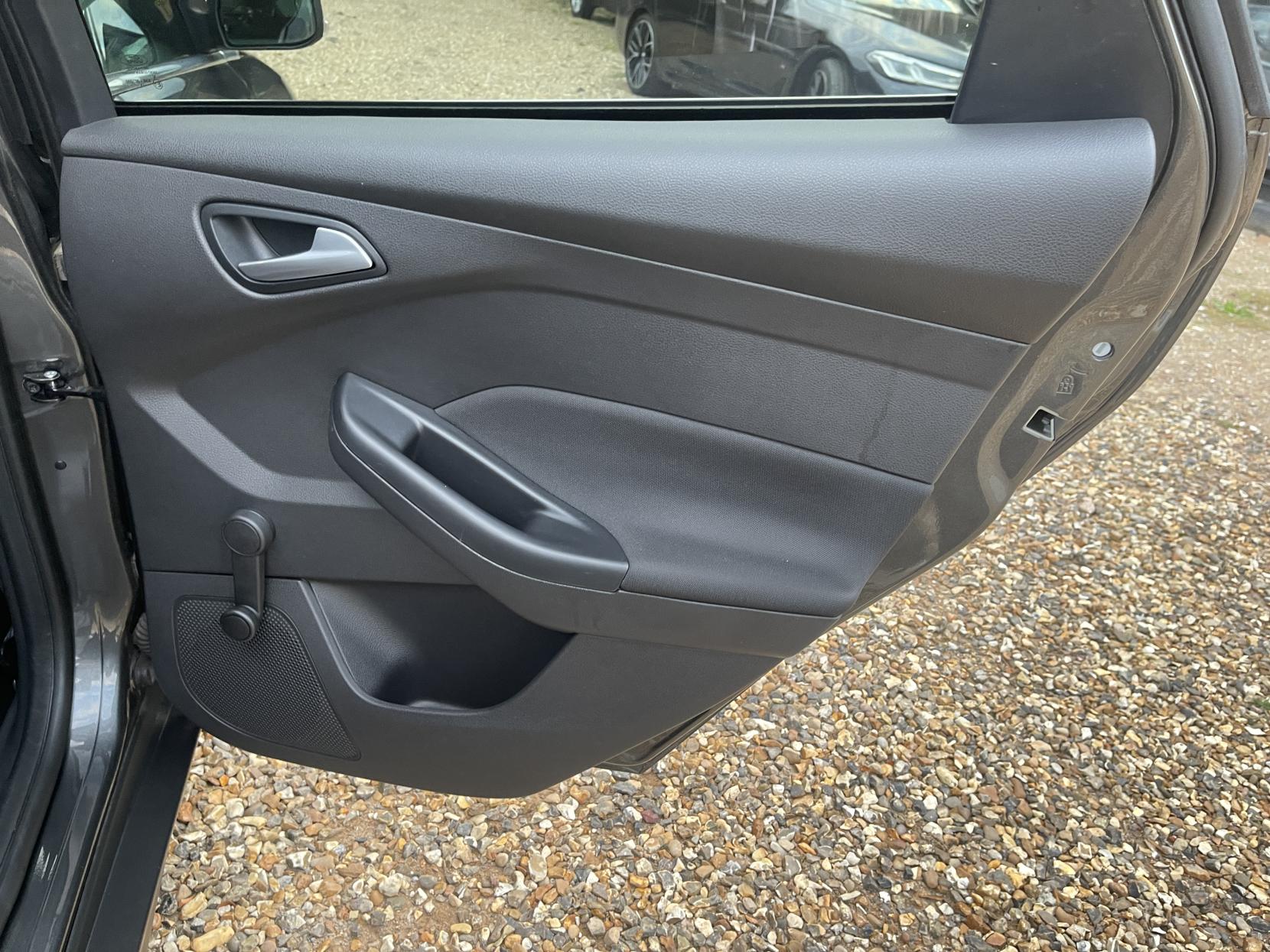 Ford Focus 1.0T EcoBoost Zetec Hatchback 5dr Petrol Manual Euro 6 (s/s) (125 ps)