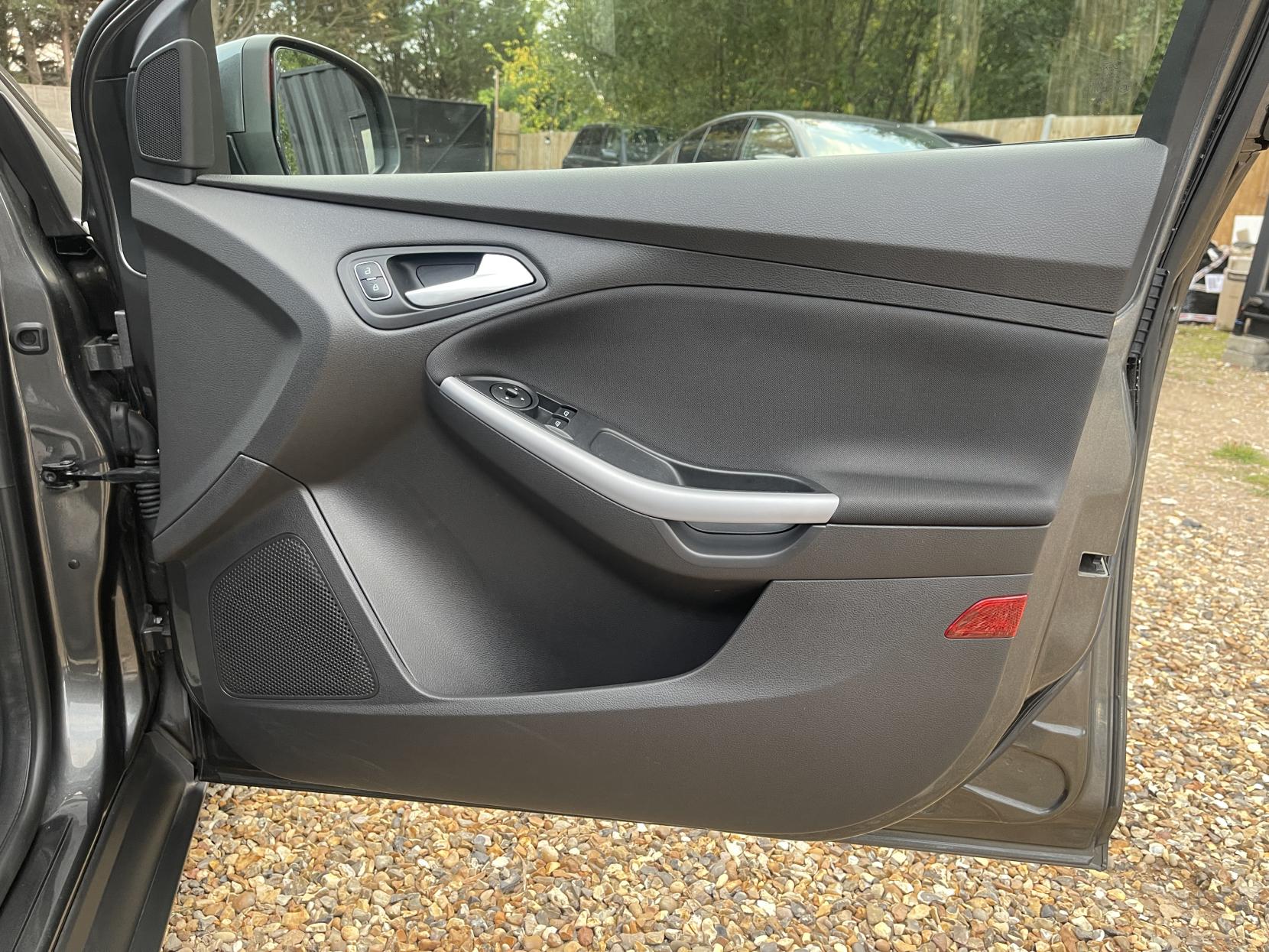 Ford Focus 1.0T EcoBoost Zetec Hatchback 5dr Petrol Manual Euro 6 (s/s) (125 ps)