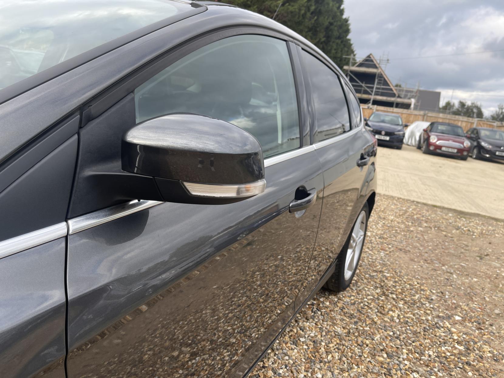 Ford Focus 1.0T EcoBoost Zetec Hatchback 5dr Petrol Manual Euro 6 (s/s) (125 ps)