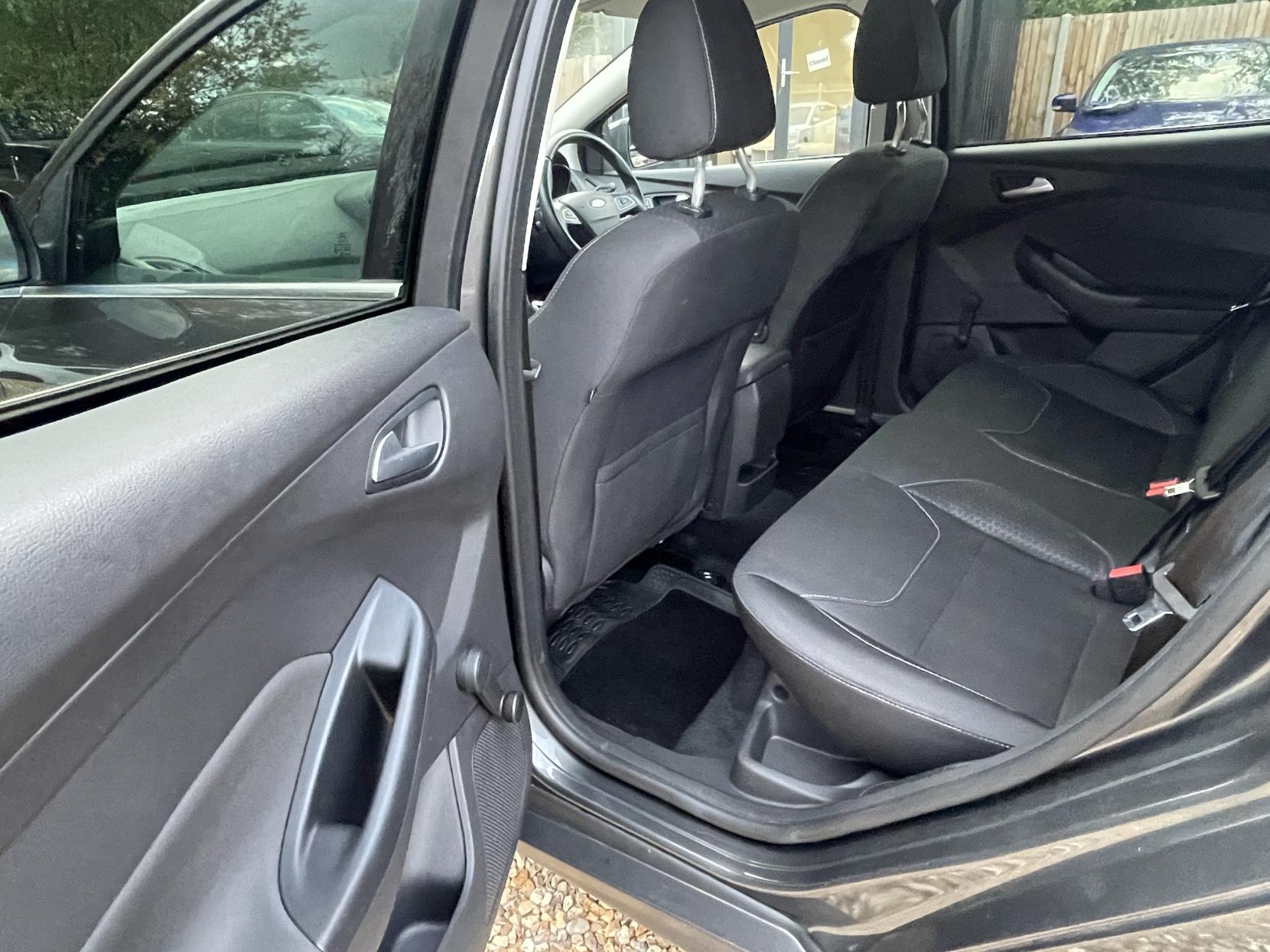 Ford Focus 1.0T EcoBoost Zetec Hatchback 5dr Petrol Manual Euro 6 (s/s) (125 ps)