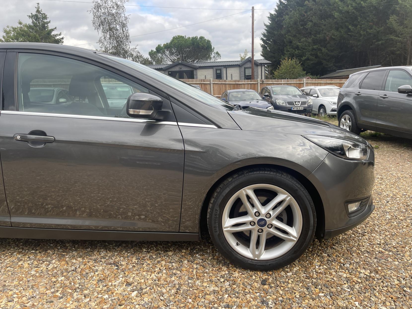 Ford Focus 1.0T EcoBoost Zetec Hatchback 5dr Petrol Manual Euro 6 (s/s) (125 ps)