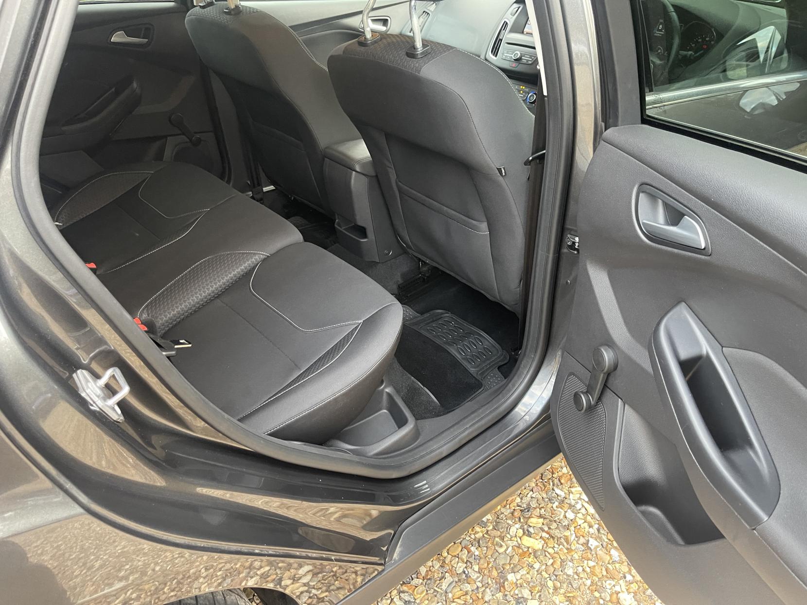 Ford Focus 1.0T EcoBoost Zetec Hatchback 5dr Petrol Manual Euro 6 (s/s) (125 ps)
