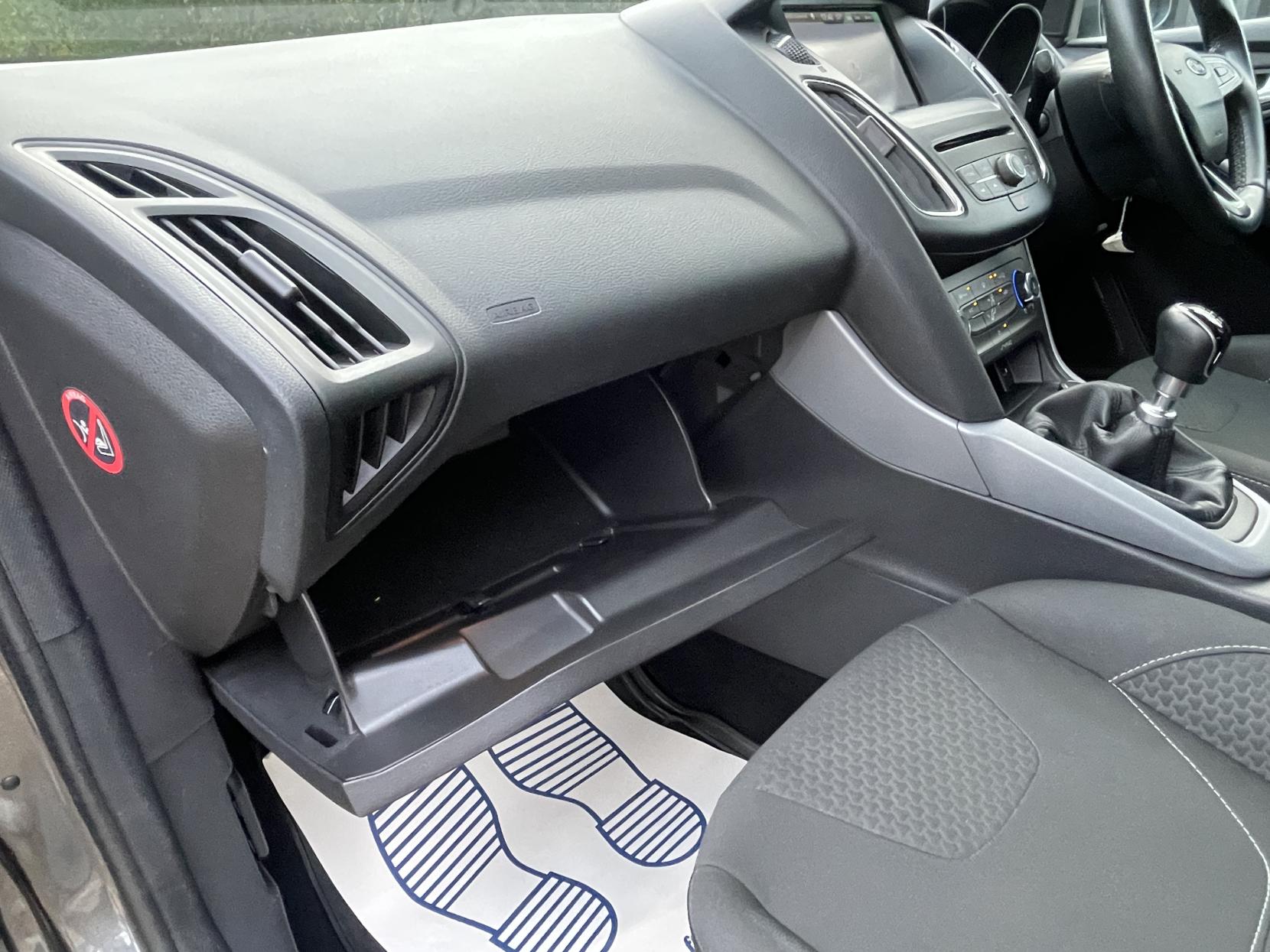 Ford Focus 1.0T EcoBoost Zetec Hatchback 5dr Petrol Manual Euro 6 (s/s) (125 ps)