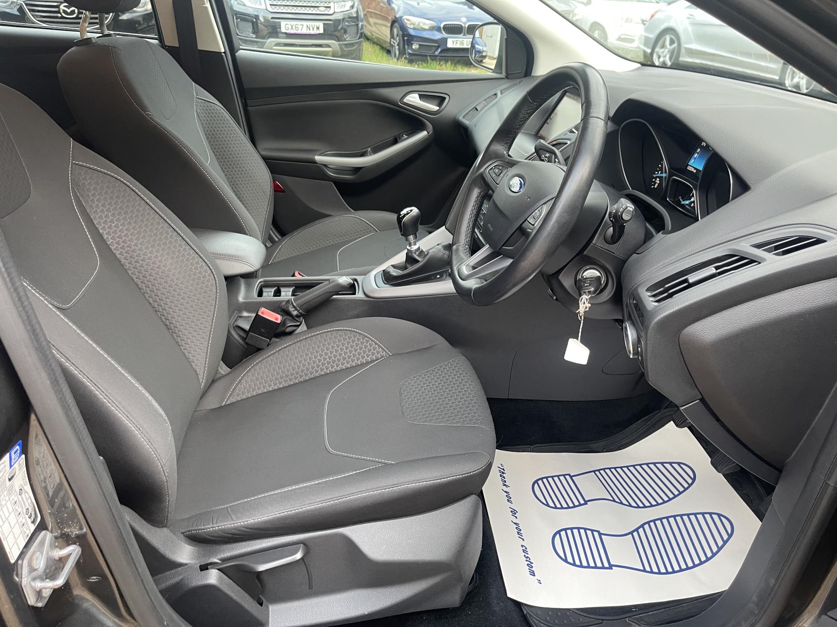 Ford Focus 1.0T EcoBoost Zetec Hatchback 5dr Petrol Manual Euro 6 (s/s) (125 ps)