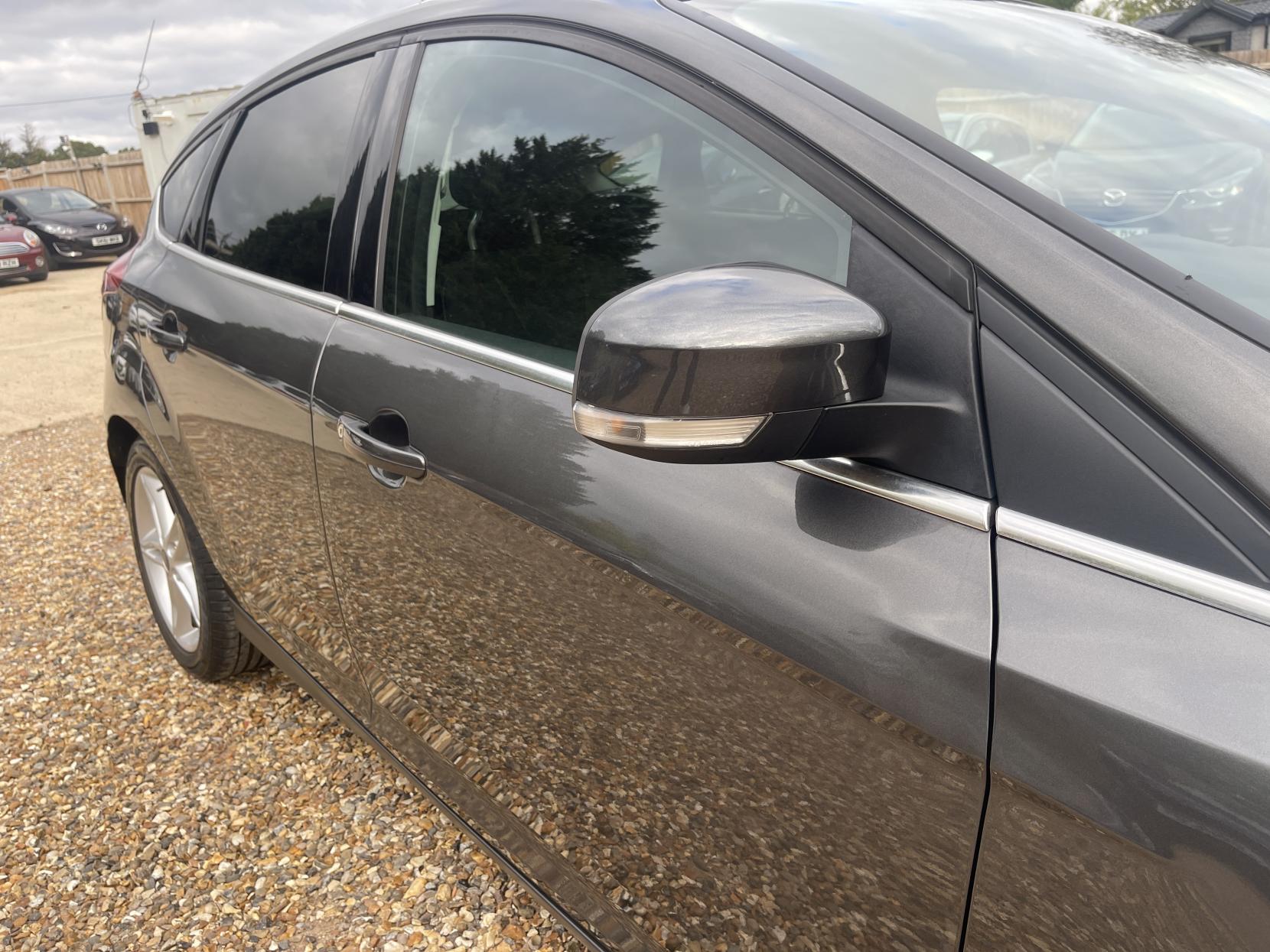 Ford Focus 1.0T EcoBoost Zetec Hatchback 5dr Petrol Manual Euro 6 (s/s) (125 ps)