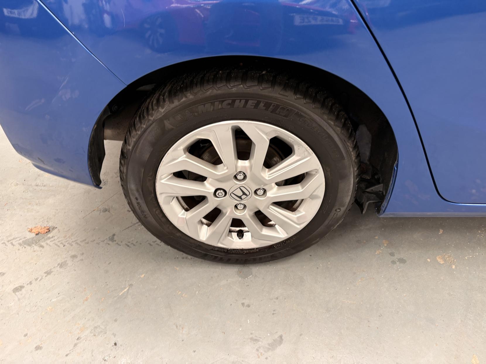 Vehicle Image 16