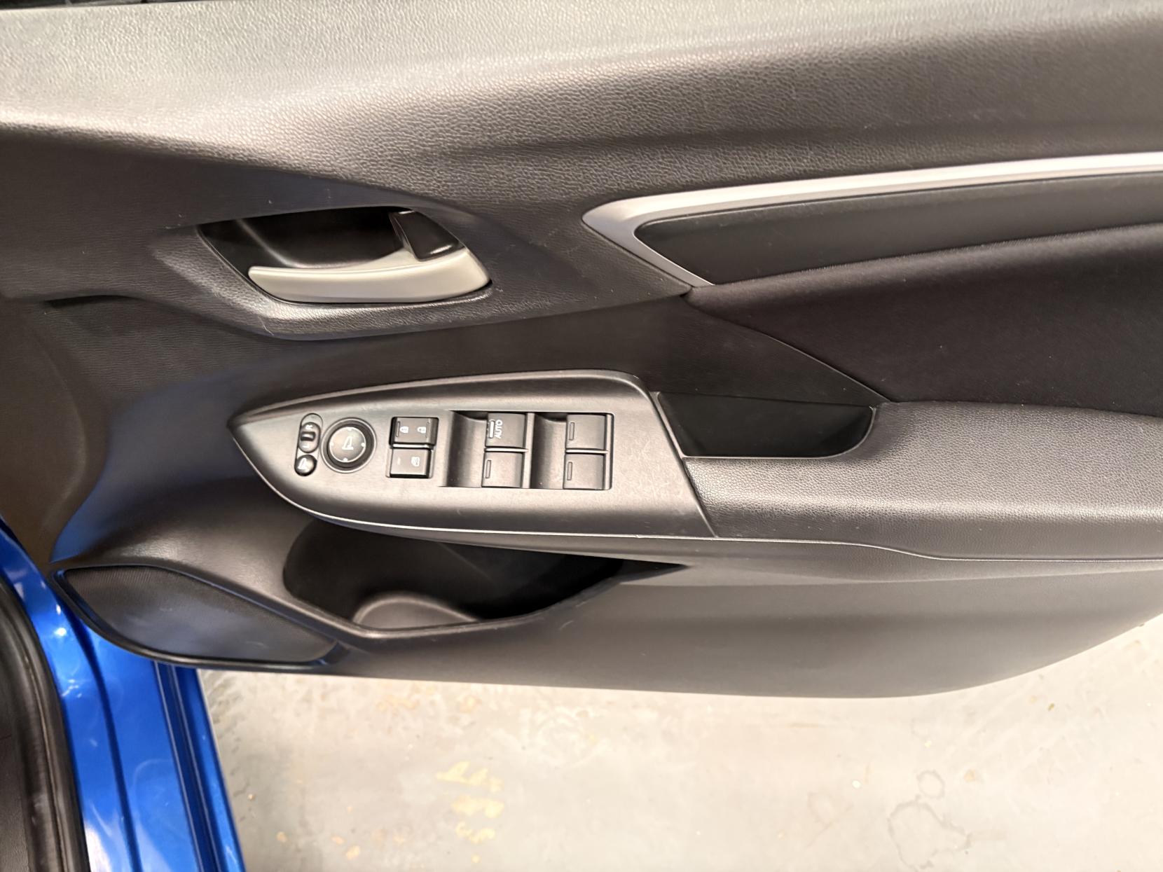 Vehicle Image 25