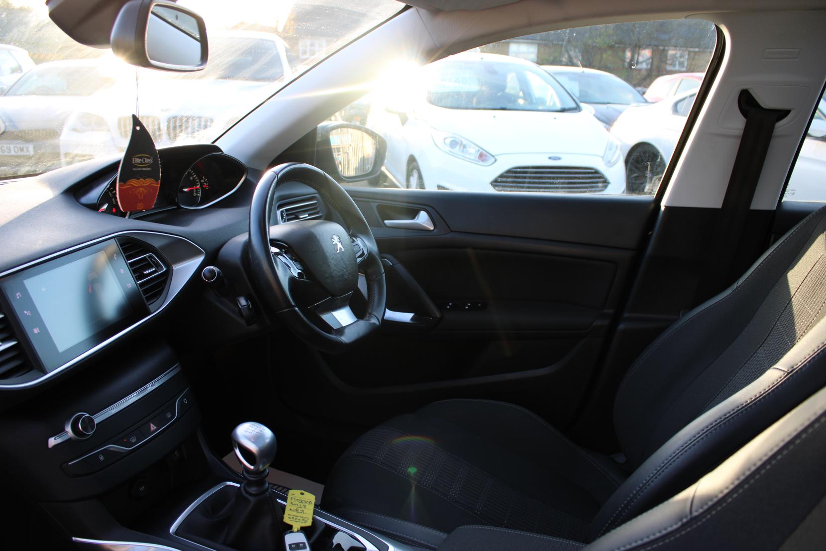 Peugeot 308 1.2 PureTech GPF Allure Hatchback 5dr Petrol Manual Euro 6 (s/s) (130 ps)