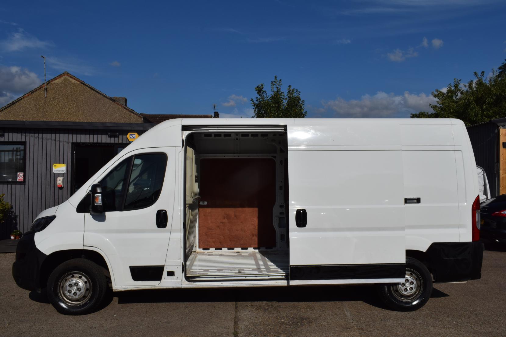 Peugeot Boxer 2.2 BlueHDi 335 Professional Panel Van 5dr Diesel Manual L3 H2 Euro 6 (s/s) (140 ps)