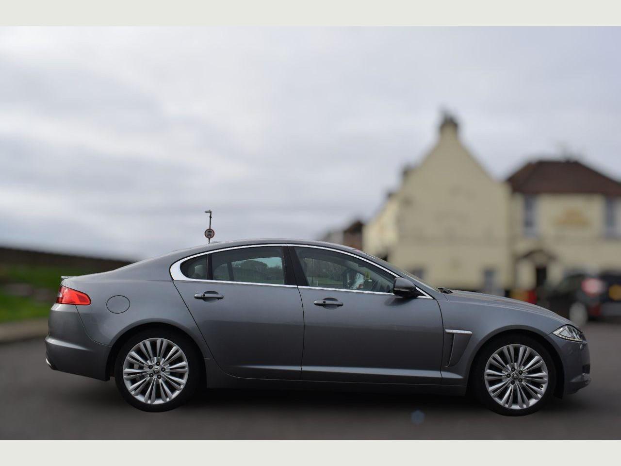 Jaguar XF 3.0 V6 PORTFOLIO 4d 240 BHP