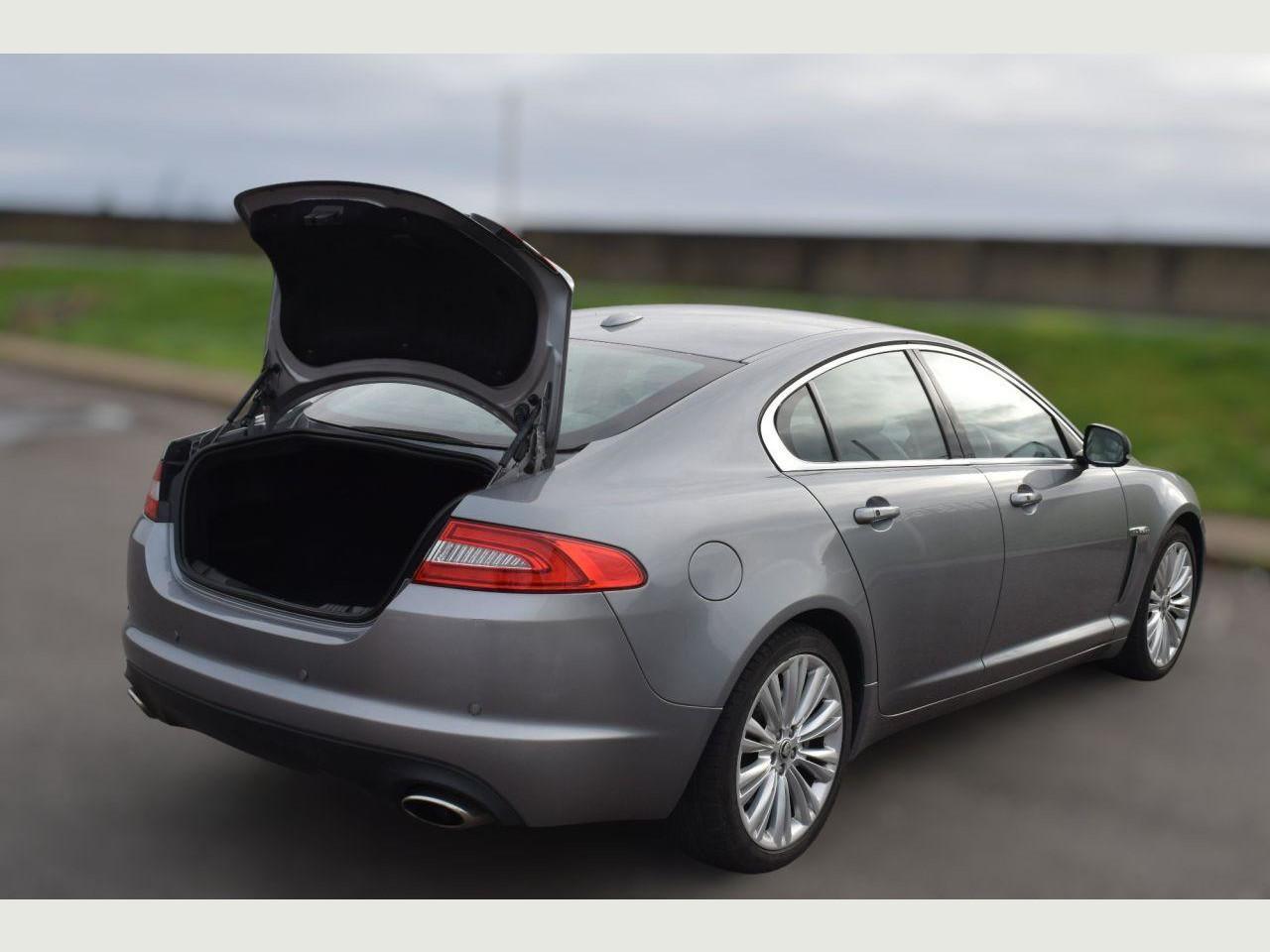 Jaguar XF 3.0 V6 PORTFOLIO 4d 240 BHP