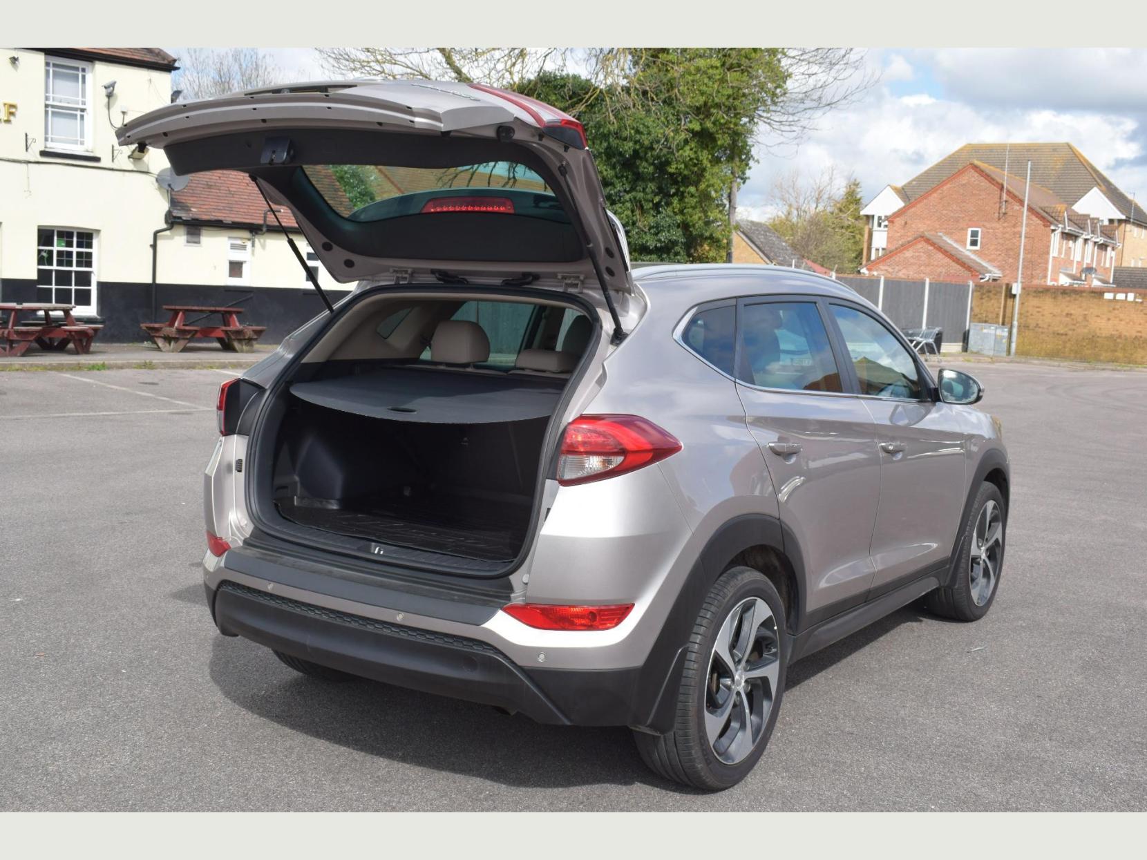 Hyundai TUCSON 1.7 CRDi Blue Drive Premium SUV 5dr Diesel DCT Euro 6 (s/s) (141 ps)